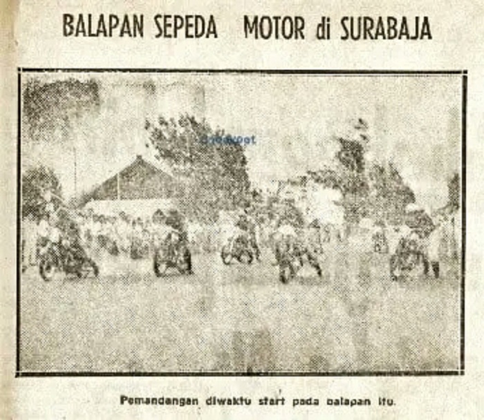KEJUARAAN: Aksi sejumlah warga yang melakukan balap motor di kisaran tahun 1954 di kawasan Tanjung Perak Surabaya.