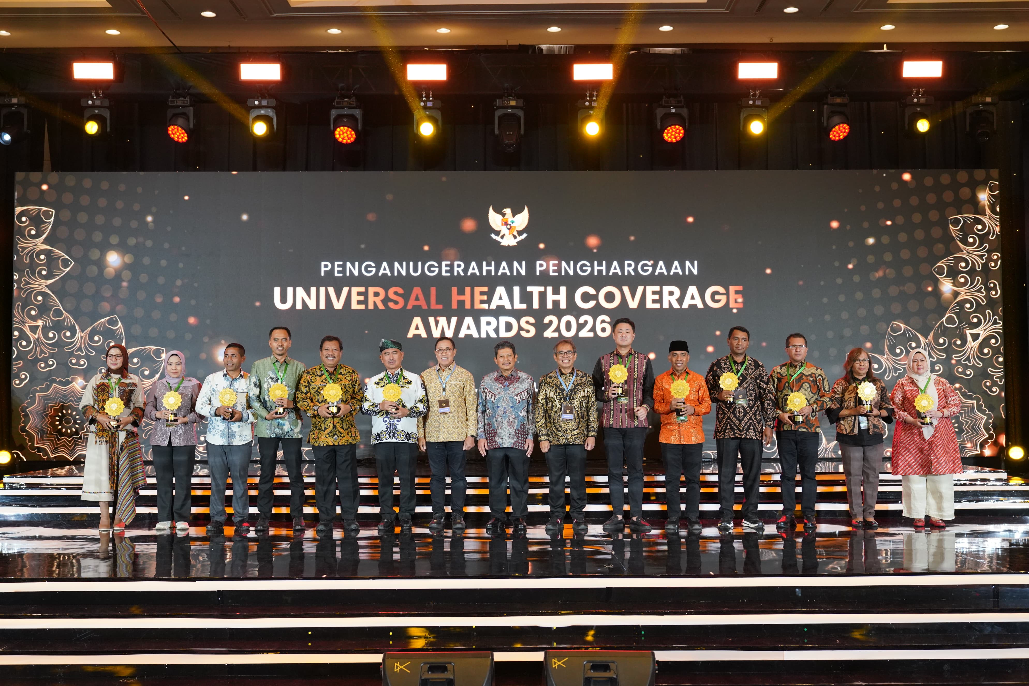 APRESIASI: Asisten Pemerintahan dan Kesejahteraan Rakyat Sekretariat Daerah Sidoarjo, Ainun Amalia (kiri), yang mewakili Bupati Sidoarjo, dalam acara UHC Award 2026 di Jakarta, Selasa (27/1) malam.