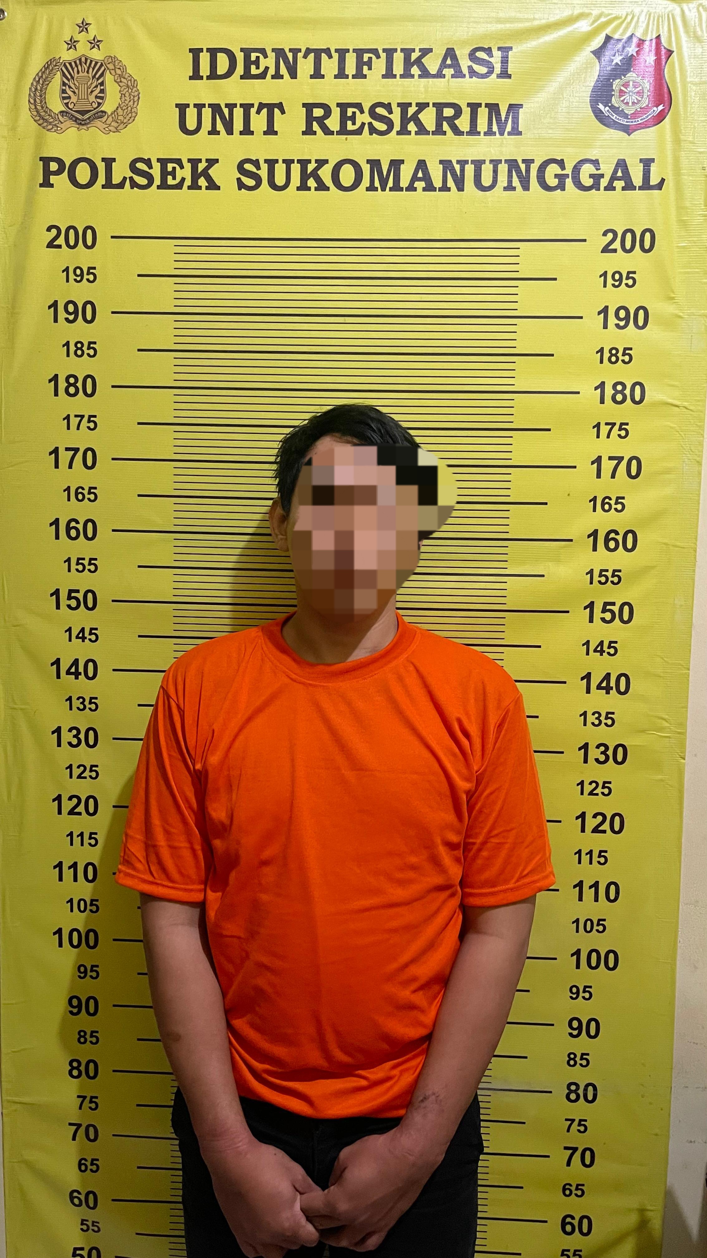 DIAMANKAN: Tersangka BY ditangkap Polsek Sukomanunggul di Tambak Mayor, Surabaya, usai ketahuan jambret kalung. (IST/RADAR SURABAYA)