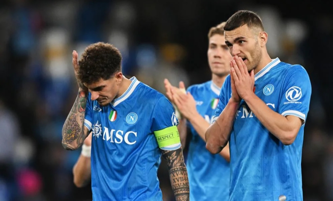 Pemain Napoli kecewa setelah gagal lolos ke. Babak gugur Liga Champions.