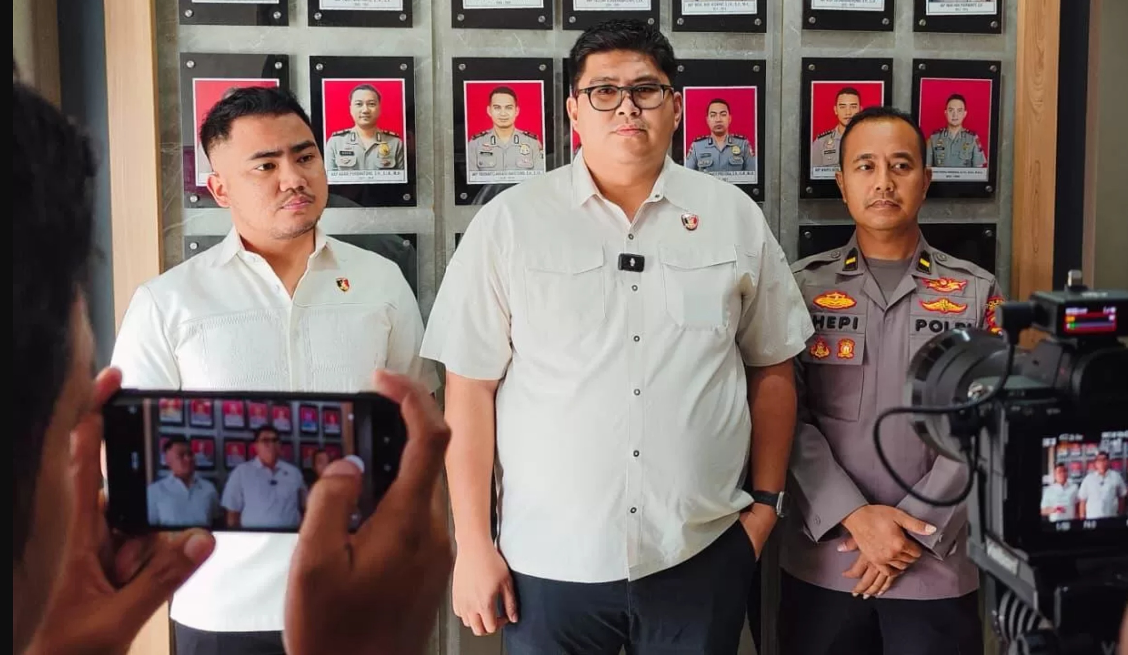 Kasatreskrim Polres Gresik AKP Arya Widjaya, didampingi Kasihunas Polres Gresik Iptu Hepi saat memberikan keterangan pers di Mapolres Gresik terkait penangkapan DPO gangster.