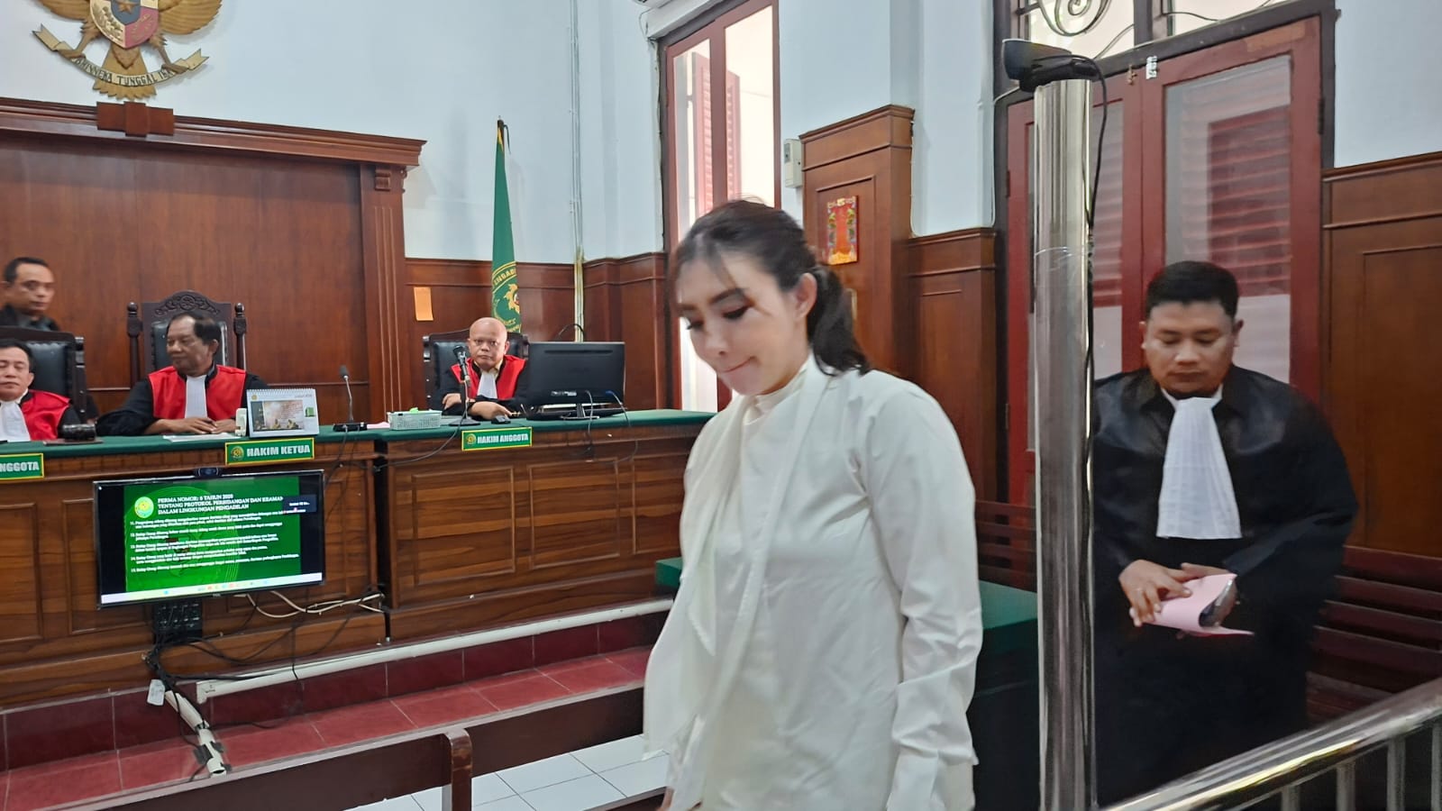 PASRAH: Selebgram Vinna Natalia saat menjalani sidang di PN Surabaya. Dalil pembelaan ditolak oleh JPU. (IST/RADAR SURABAYA)