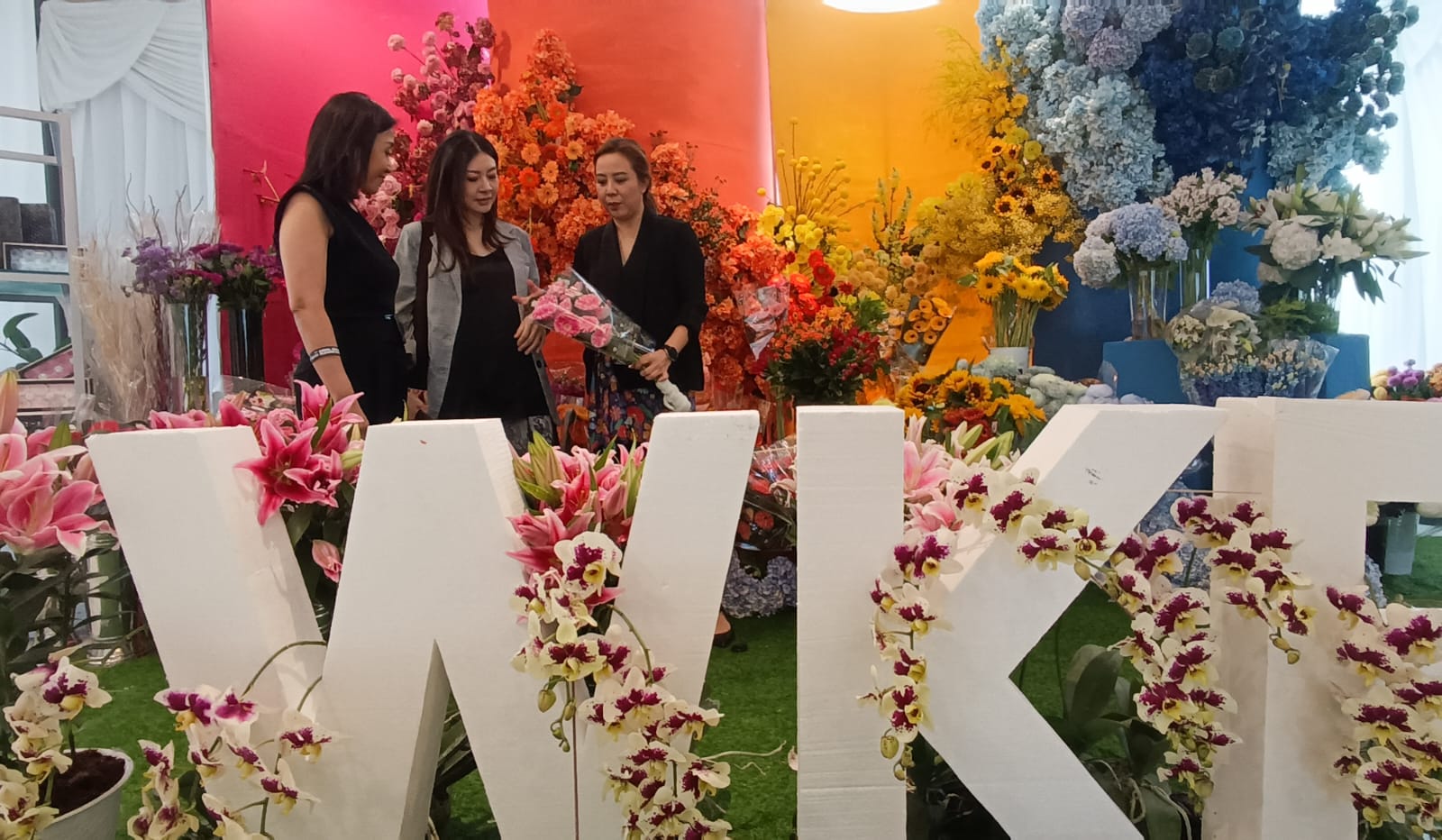 TREN BUNGA 2026: Pengunjung mengamati rangkaian bunga yang dipamerkan di area seminar florist, di Hotel Harris Bundaran Satelit, Surabaya, Rabu (28/1).