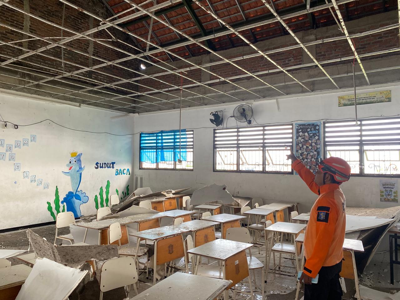 SEGERA DIPERBAIKI: Kondisi kelas di SMPN 60 Surabaya yang plafonnya runtuh.