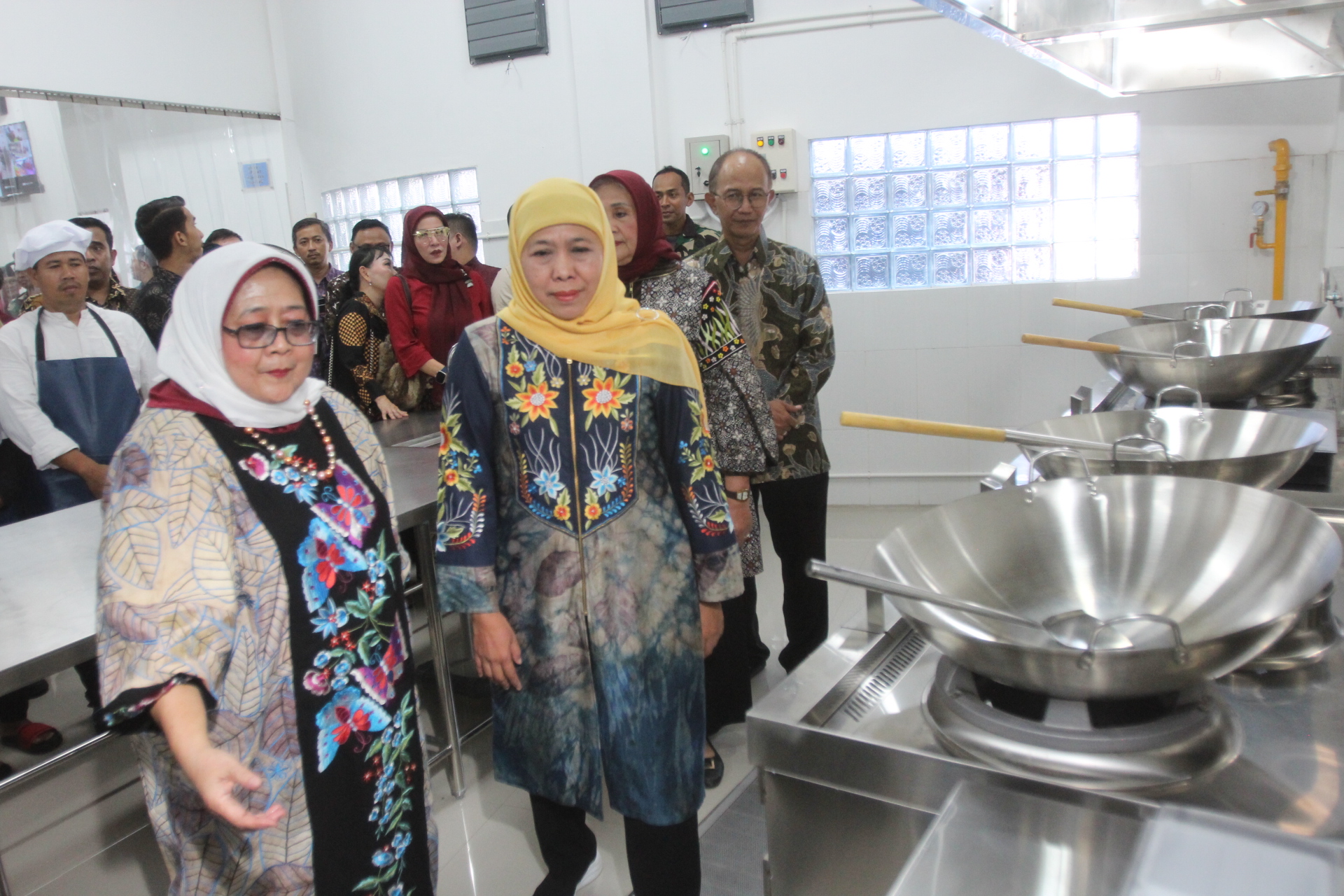 Gubernur Jawa Timur Khofifah IP memantau dapur MBG di kawasan Rungkut, Surabaya. (ABDULLAH MUNIR/RADAR SURABAYA)