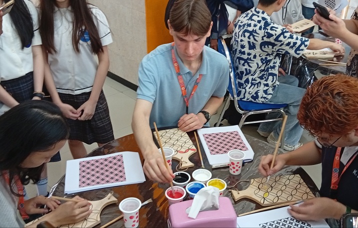 KOMPAK: Mahasiswa dan dosen dari berbagai negara melukis batik kawung di talenan.