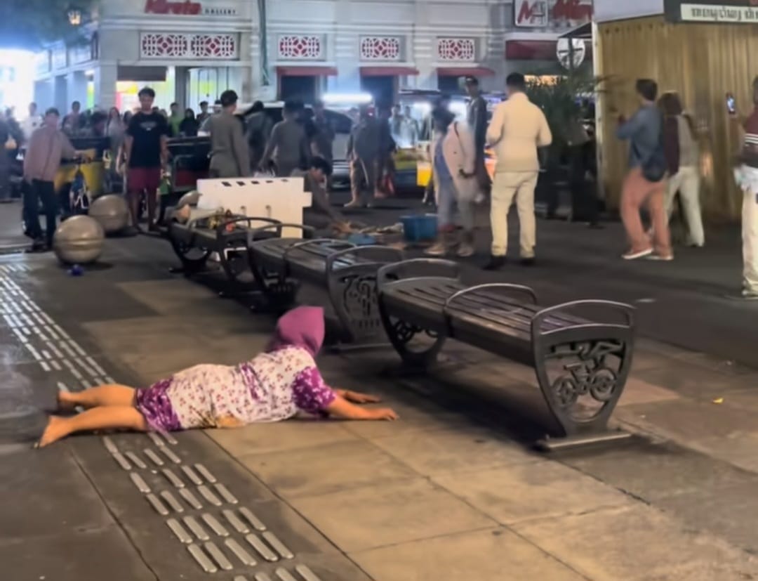 Histeris : Viral pedagang sate histeris di Malioboro.