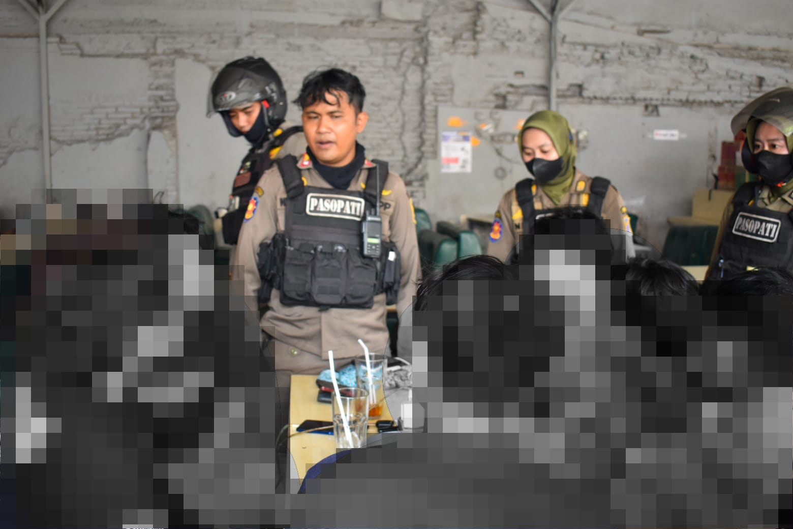 Lima orang pelajar dijaring Satpol PP Surabaya saat nongkrong di warung di jam sekolah.