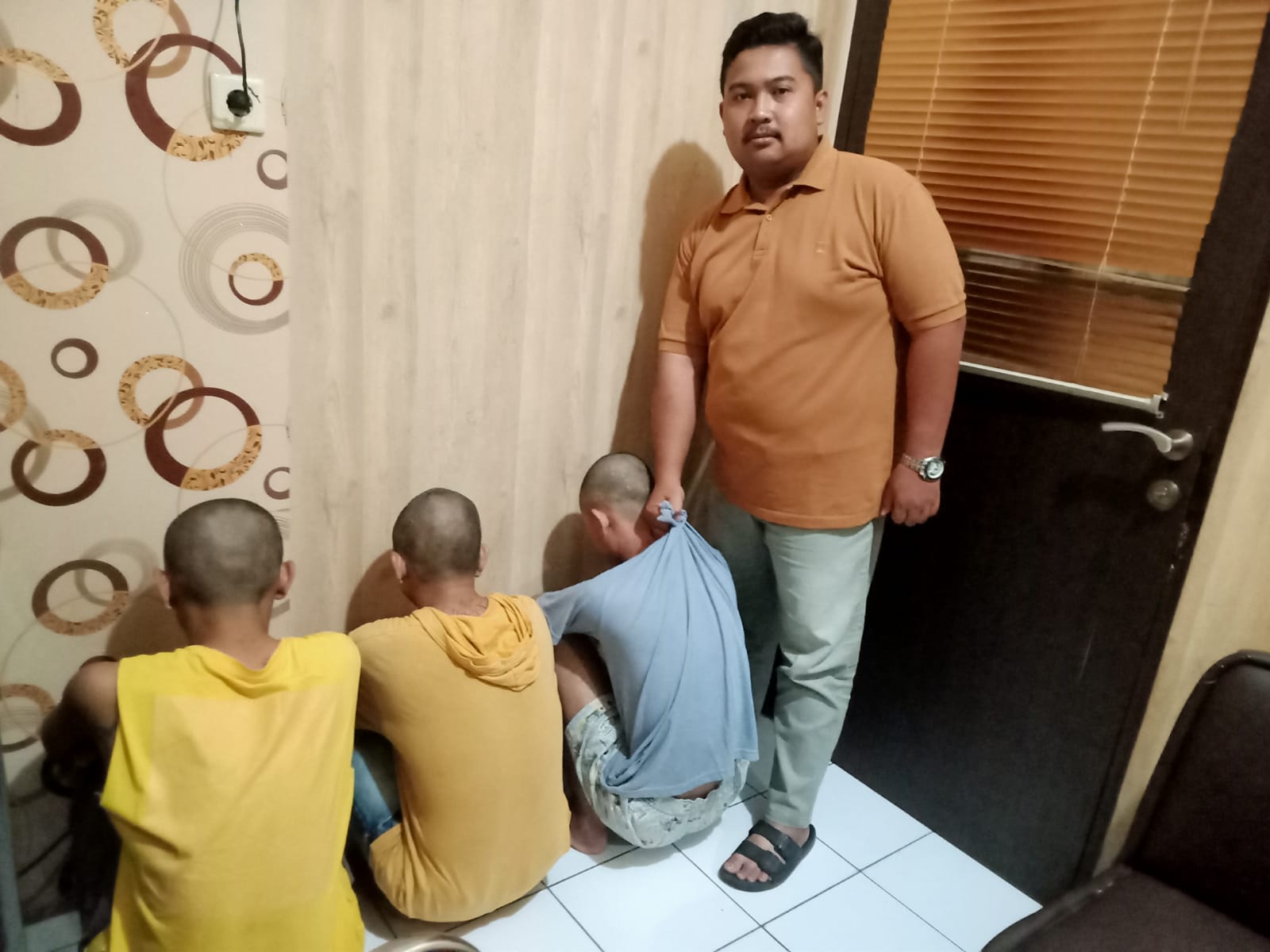 DIAMANKAN: Tiga komplotan pelaku curanmor ditangkap saat beraksi di Jalan Pucang Jajar, Surabaya. (IST/RADAR SURABAYA)