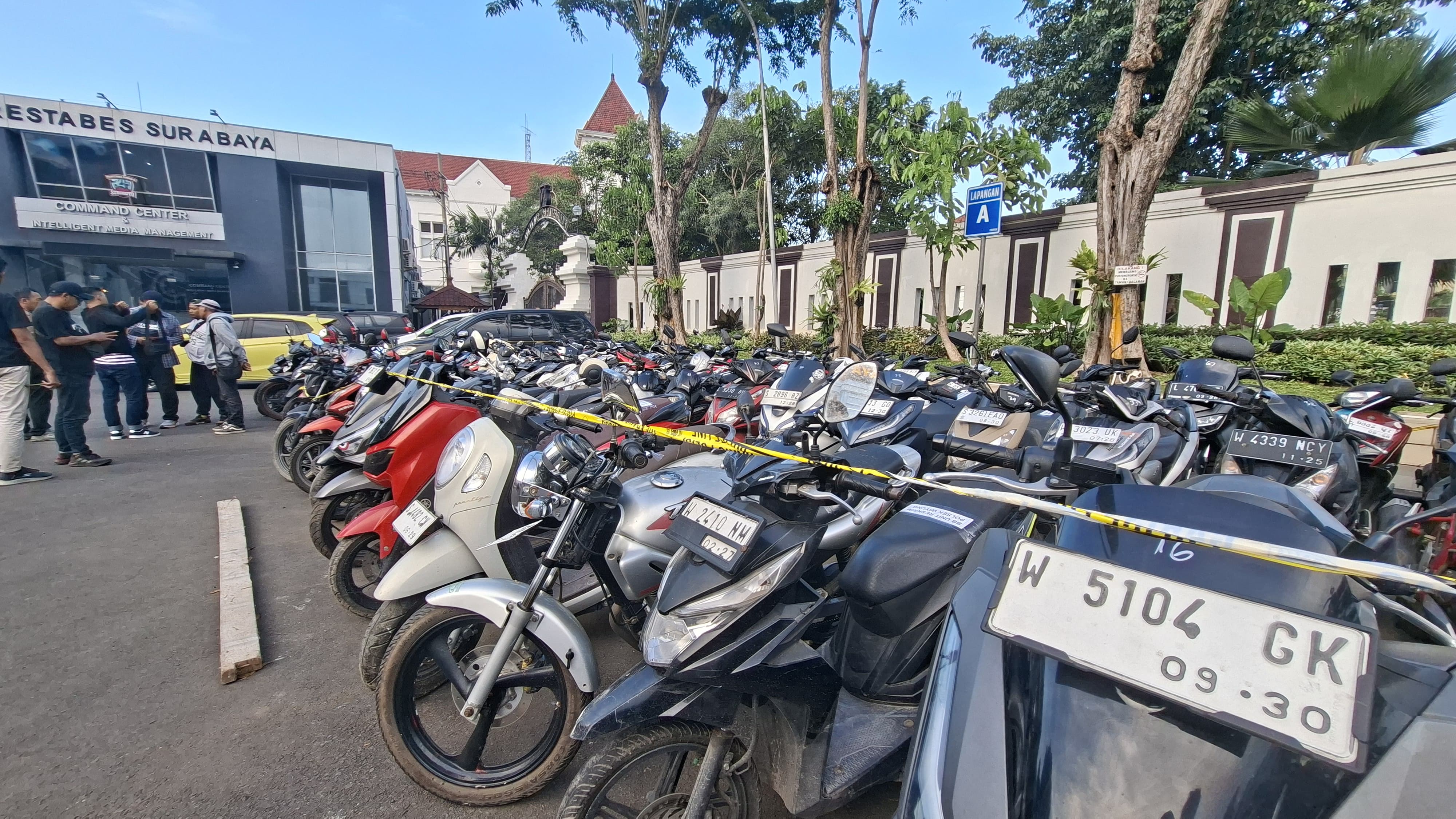 DISITA : Sebanyak 75 unit motor dan empat mobil diduga hasil penggelapan dan kejahatan diamankan di Polrestabes Surabaya dari gudang di Desa Jumputrejo, Sukodono, Sidoarjo. (MAHRUS/RADAR SURABAYA)