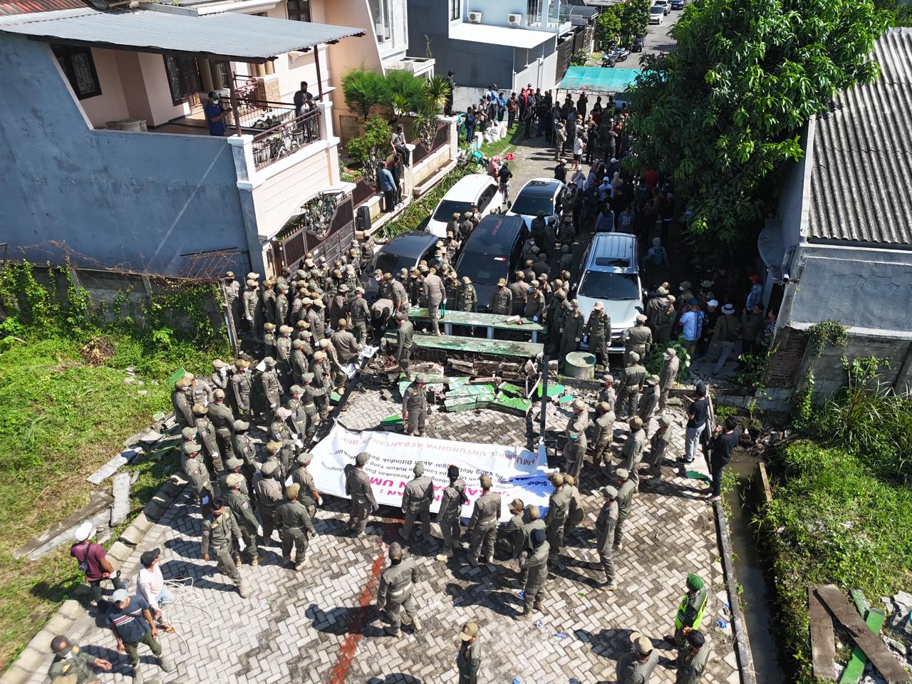RAMAI: Satpol PP mengamankan proses eksekusi tembok pembatas perumahan Mutiara City-Mutiara Regency.