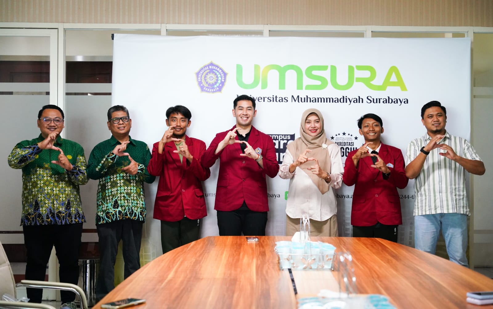 Wakil Rektor UMSURA, Nur Mukarromah menyambut baik mahasiswa yang juga atlet nasional.