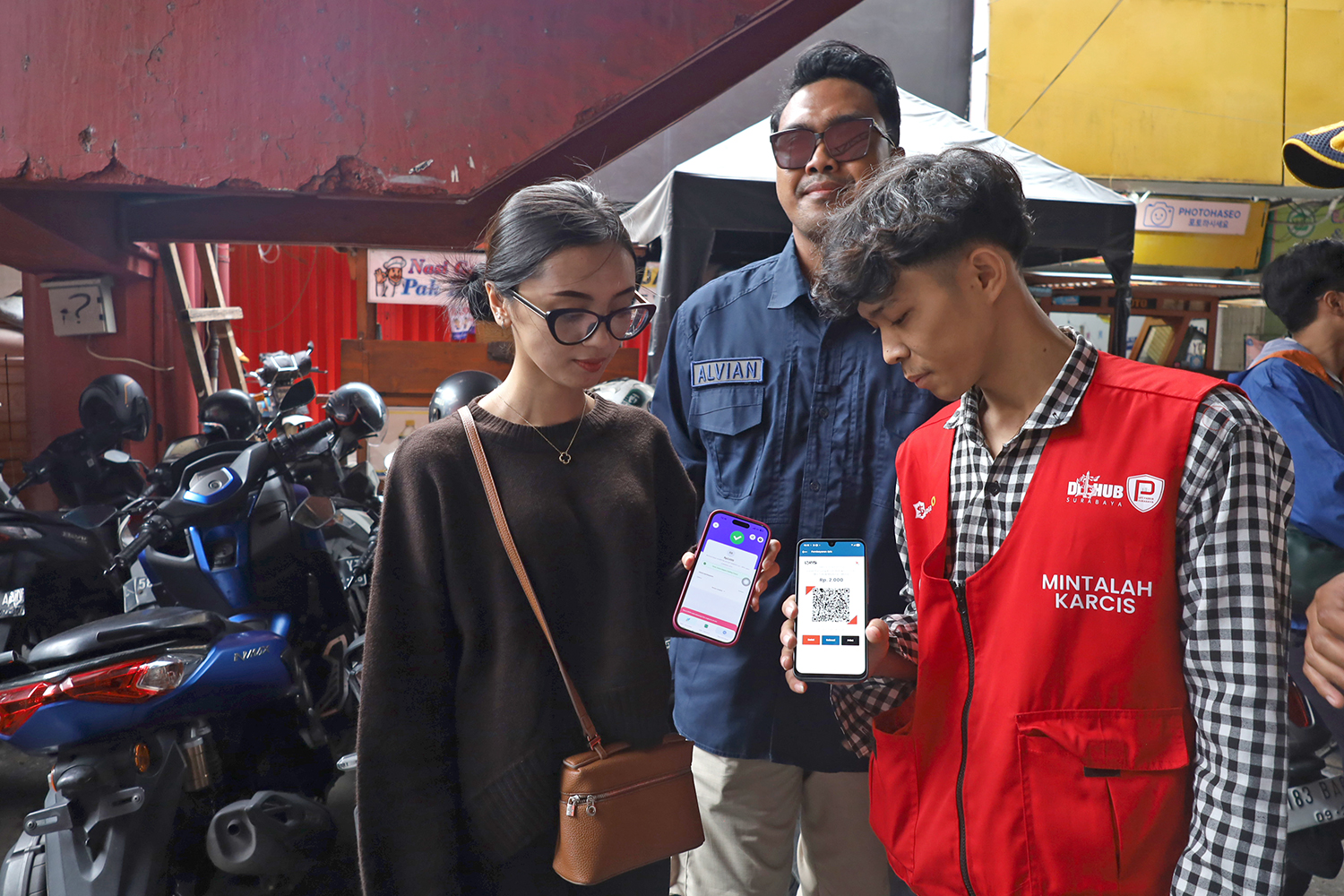 Pemkot Surabaya menata sistem parkir salah satunya dengan penerapan pembayaran digital.