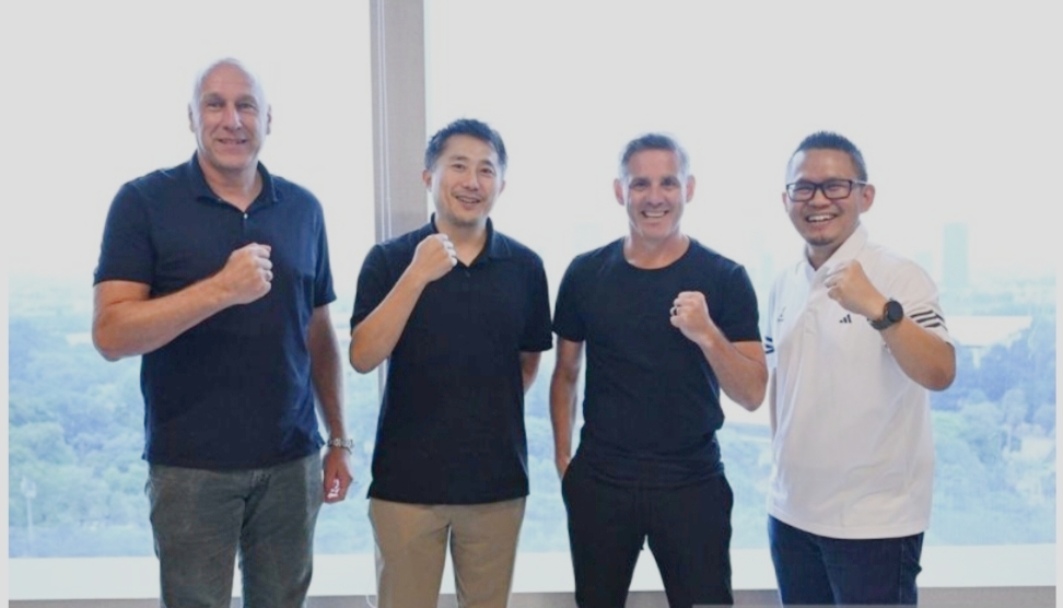 Dari kiri, Direktur Teknik PSSI Alexander Zwiers, Deputi Direktur Kompetisi dan Komersial I.League Takeyuki Oya, pelatih timnas Indonesia John Herdman, dan Direktur Kompetisi Asep Saputra.