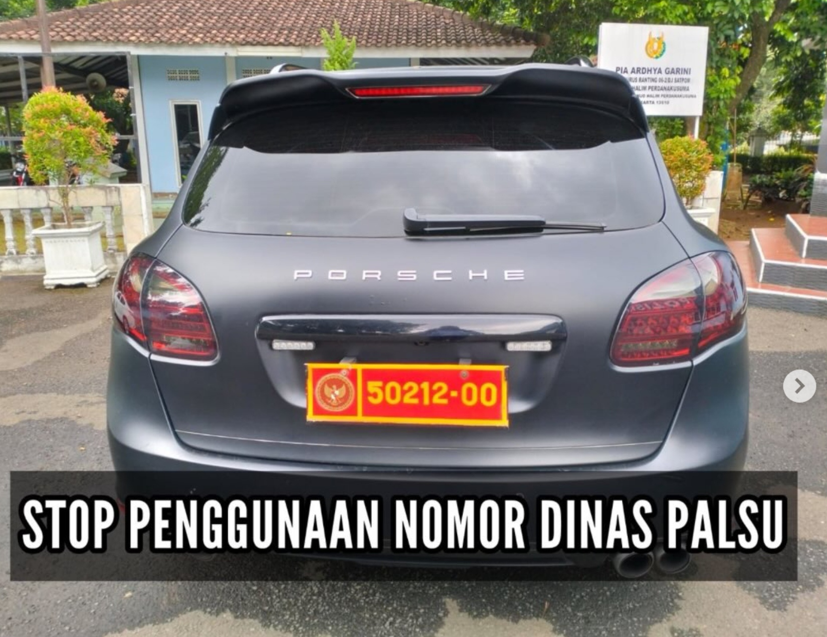 Mobil mewah Porsche Cayenne dengan pelat dinas Kemhan ditemukan di Bandara Halim Perdanakusuma, Jakarta Timur.