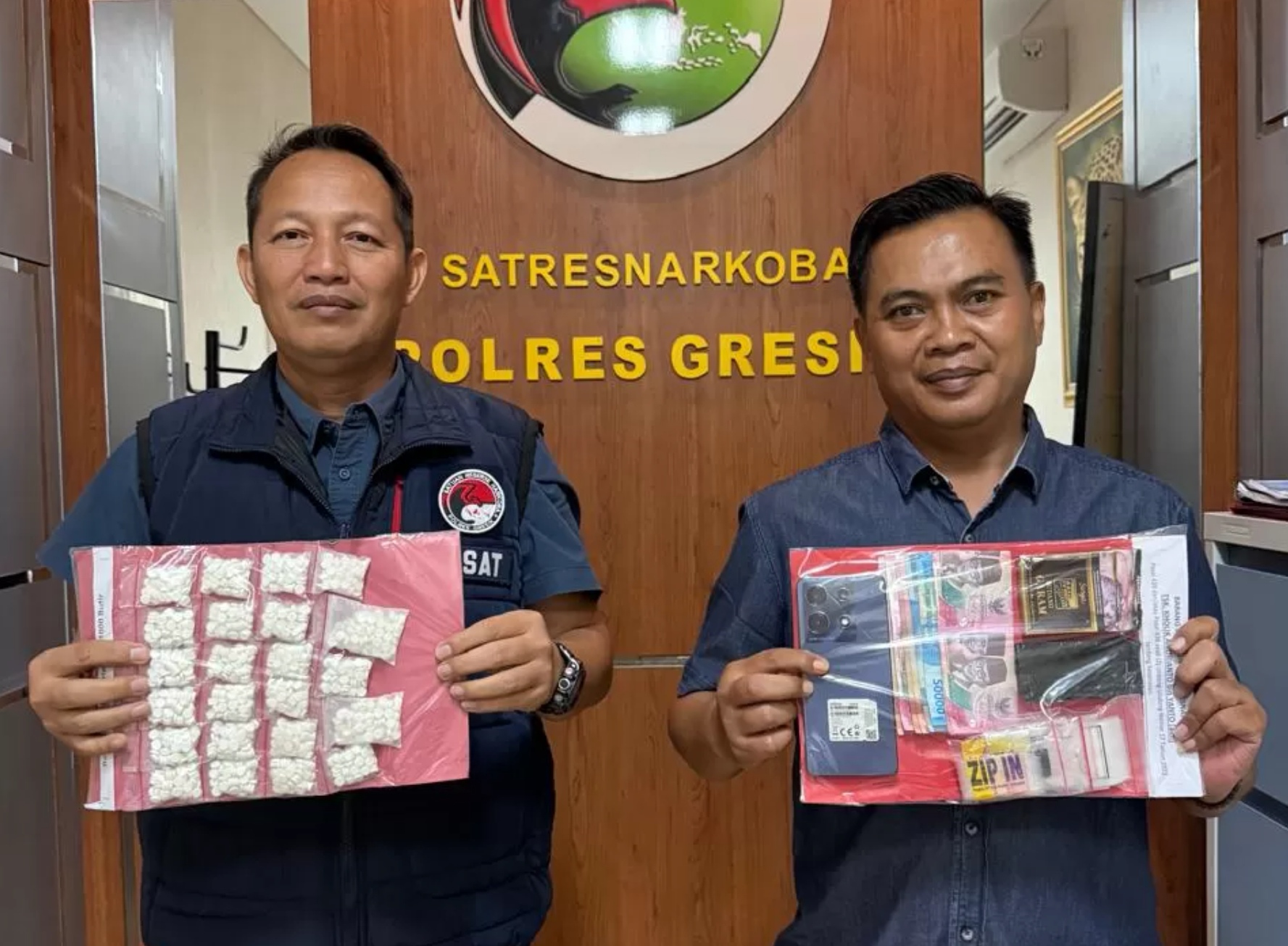 Anggota Satreskoba Polres Gresik menunjukkan barang bukti berupa 1.169 pil dobel L dari tangan tersangka yang diamankan di Tlogopojok.