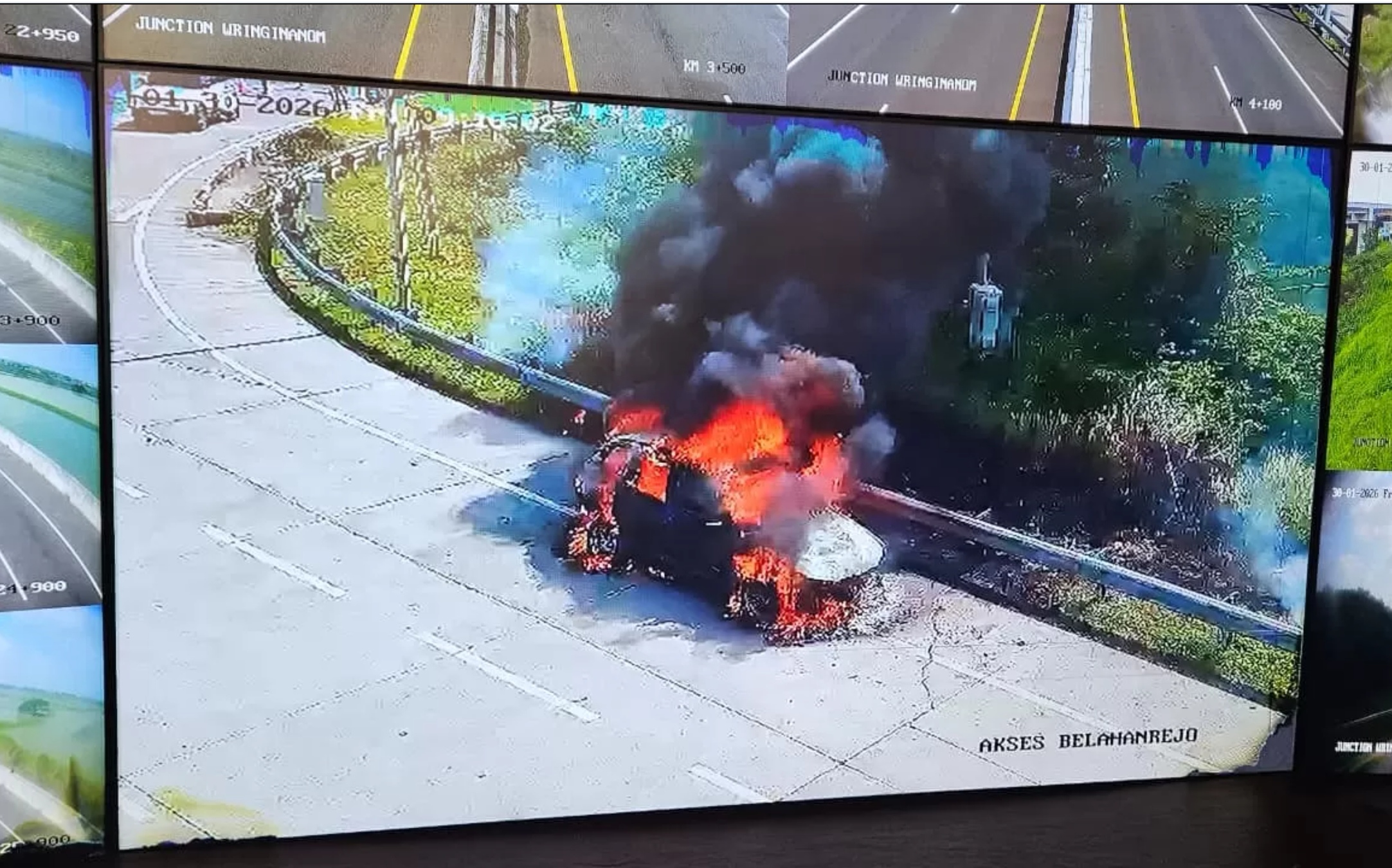 MEMBARA: Terekm CCTV mobil BMW X3 terbakar di area pintu masuk tol Belahanrejo, Kecamatan Kedamean, Gresik.