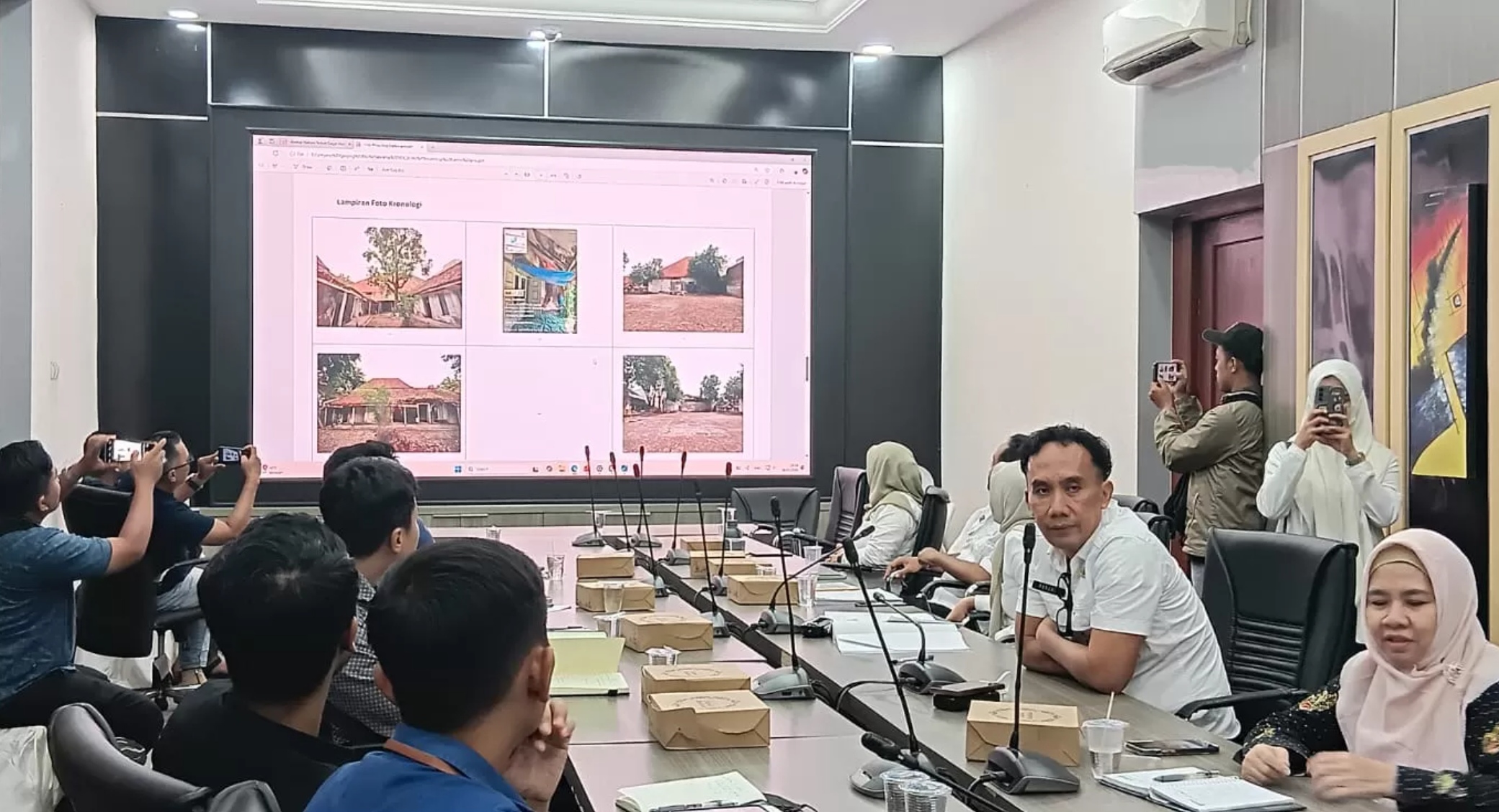 Kepala Disparekrafbudpora Kabupaten Gresik, drg. Saifudin Ghozali menjalaskan mengenai dokumentasi dan status cagar budaya eks Asrama VOC Gresik.