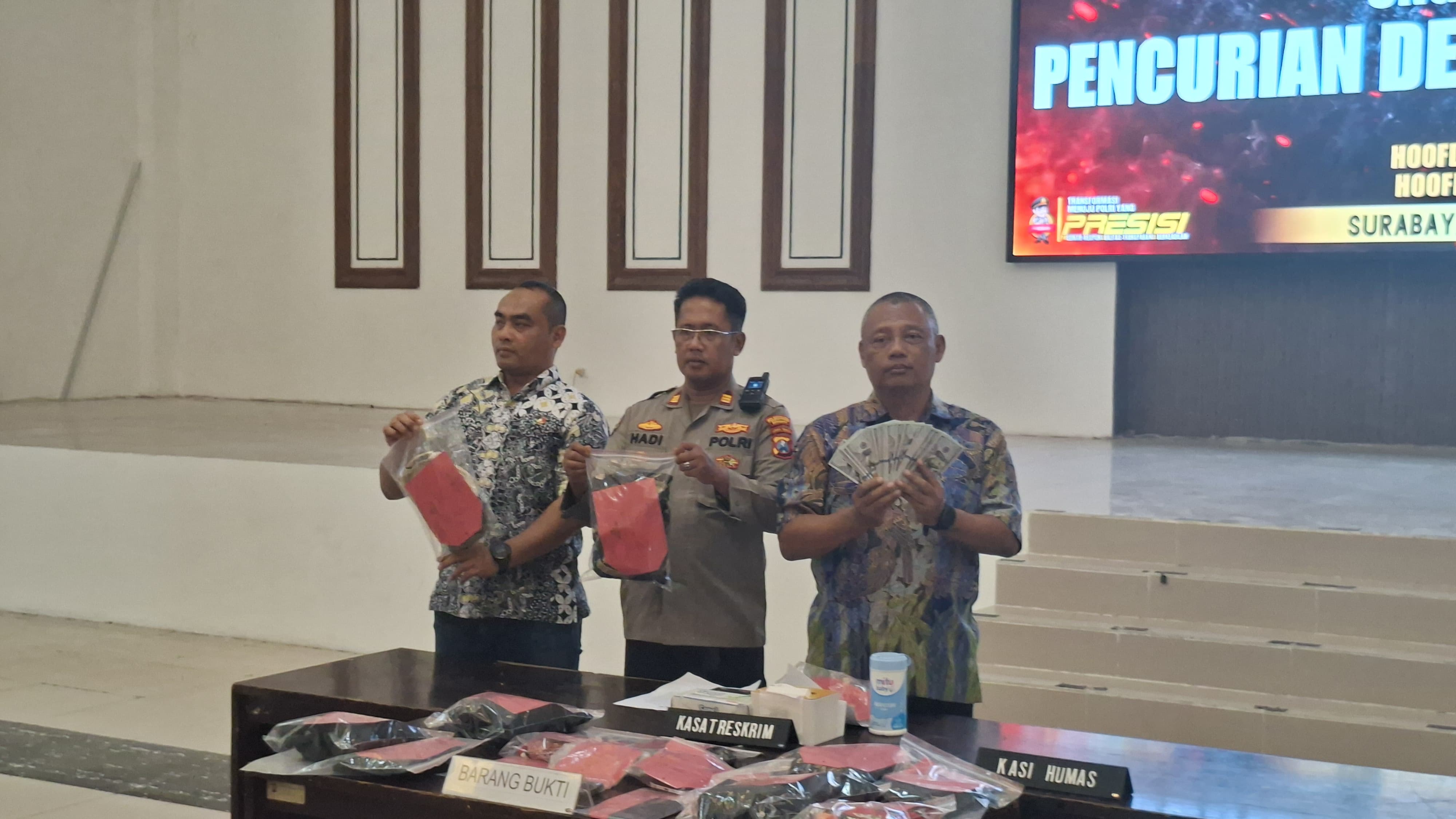 DIAMANKAN: Barang bukti yang berhasil disita dari komplotam WNA yang mencuri perhiasan emas di Jalan Pacar Keling, Surabaya. (MAHRUS/RADAR SURABAYA)