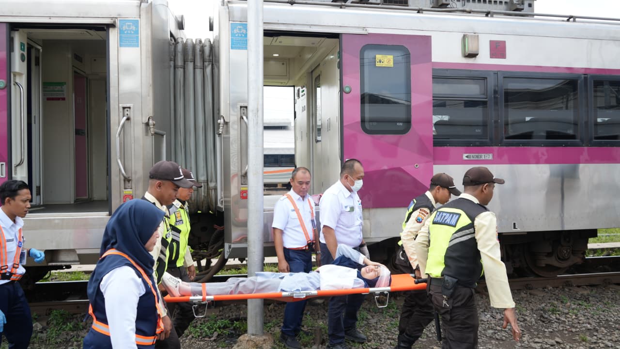 Simulasi tanggap darurat PT KAI Daerah Operasi 8 Surabaya. (IST)