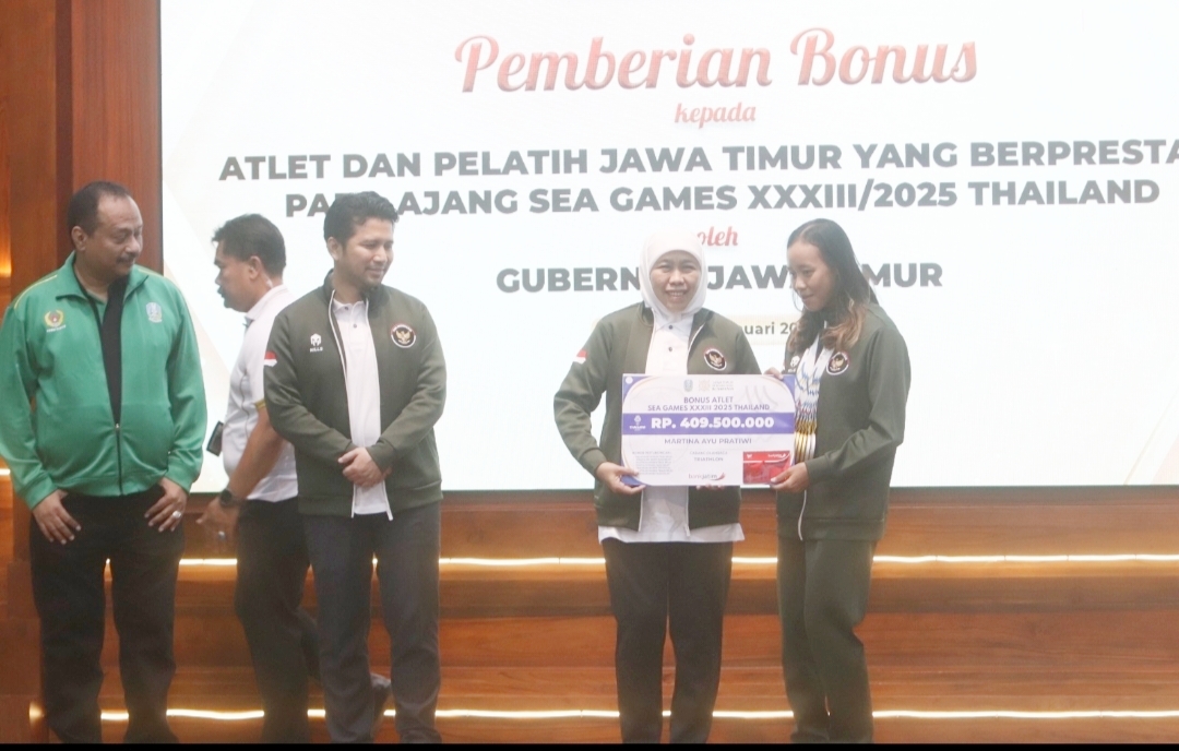 Ketua Umum KONI Jatim Muhammad Nabil, Wagub Emil Elestianto Dardak, mendampingi Gubernur Khofifah menyerahkan bonus untuk Martina Ayu Pratiwi.