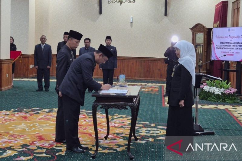 Gubernur Jatim Khofifah Indar Parawansa melantik pejabat eselon II di Gedung Negara Grahadi Surabaya, Jumat (30/1/2026)