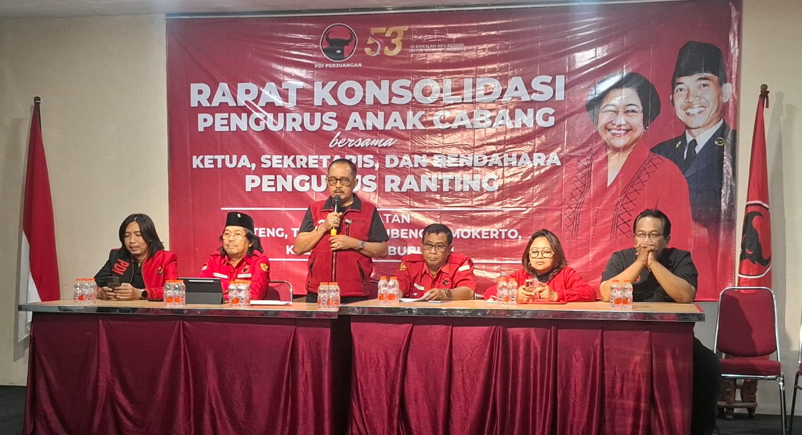 RAPATKAN BARISAN: Ketua DPC PDIP Surabaya Armuji saat memimpin rapat konsolidasi PAC.(IST/RADAR SURABAYA)