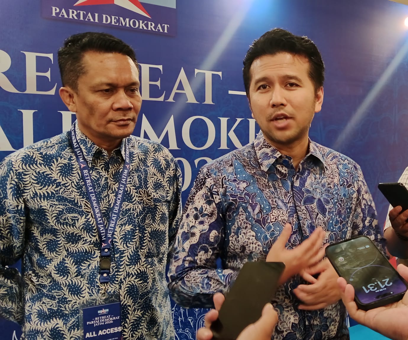 RAPATKAN BARISAN: Ketua DPD Partai Demokrat Jatim Emil Elestianto Dardak usai melaksanakan silaturahmi dengan kader. (IST/RADAR SURABAYA)