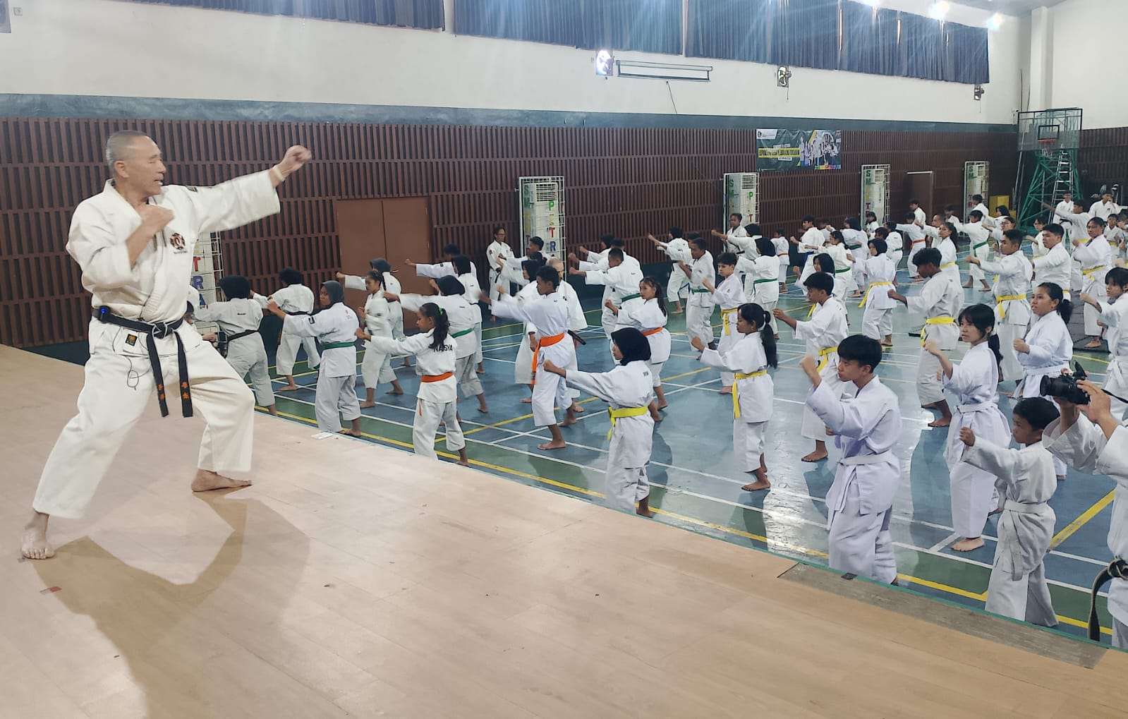 LATIHAN BERSAMA: Sensei Masahiko Goda VIII DAN memimpin latihan teknik dasar Shorinji Kempo saat latihan bersama Kyu Kenshi Surabaya dan Yudansha Jawa Timur di Aula SMA Kristen Petra 5 Surabaya.