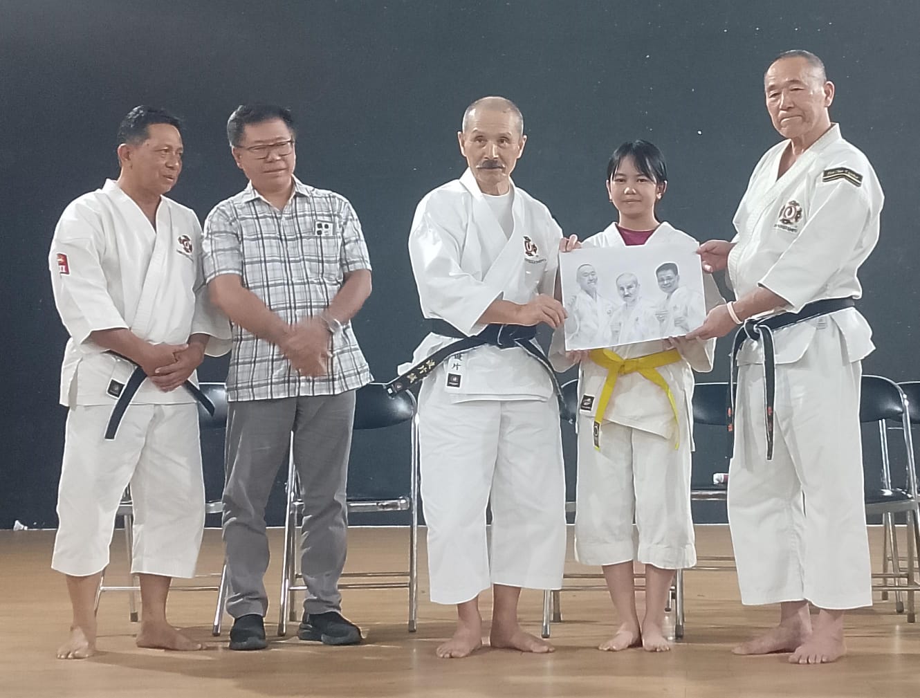 MOTIVASI: Sensei Masahiko Goda VIII DAN bersama Sensei Makoto Hagata VII DAN menerima cinderamata dari salah satu kenshi muda. (IST/RADAR SURABAYA)