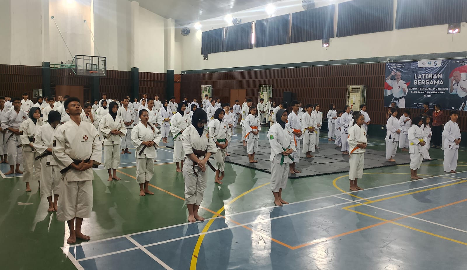 ANTUSIAS: Sebanyak 114 Kyu Kenshi Surabaya dan 30 Kyu Yudansha Jawa Timur mengikuti latihan bersama. Mereka mendapatkan pembinaan langsung yang menitikberatkan pada disiplin dan ketekunan.