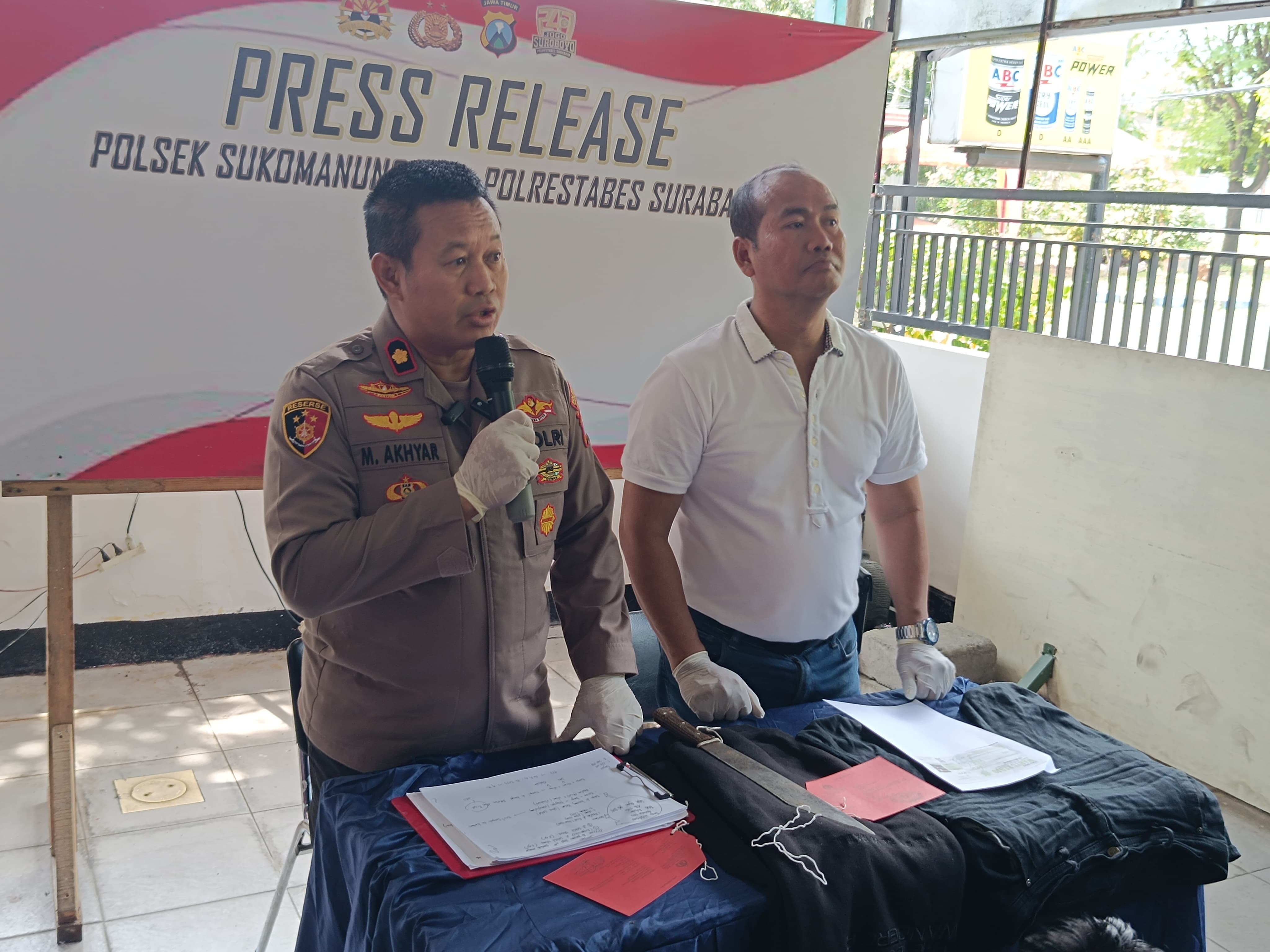 DISITA: Polsek Sukomanunggal menunjukkan barang bukti yang diamankan dari tersangka jambret perhiasaan emas di wilayah Sukomanunggal, Surabaya. (MAHRUS/RADAR SURABAYA)