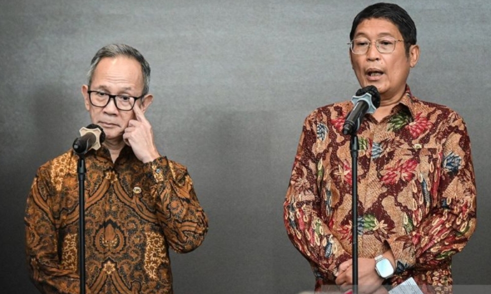 Ketua Dewan Komisioner OJK Mahendra Siregar (kiri) dan Kepala Eksekutif Pengawas Pasar Modal, Keuangan Derivatif dan Bursa Karbon OJK Inarno Djajadi (kanan) menyampaikan keterangan pers, Jumat.