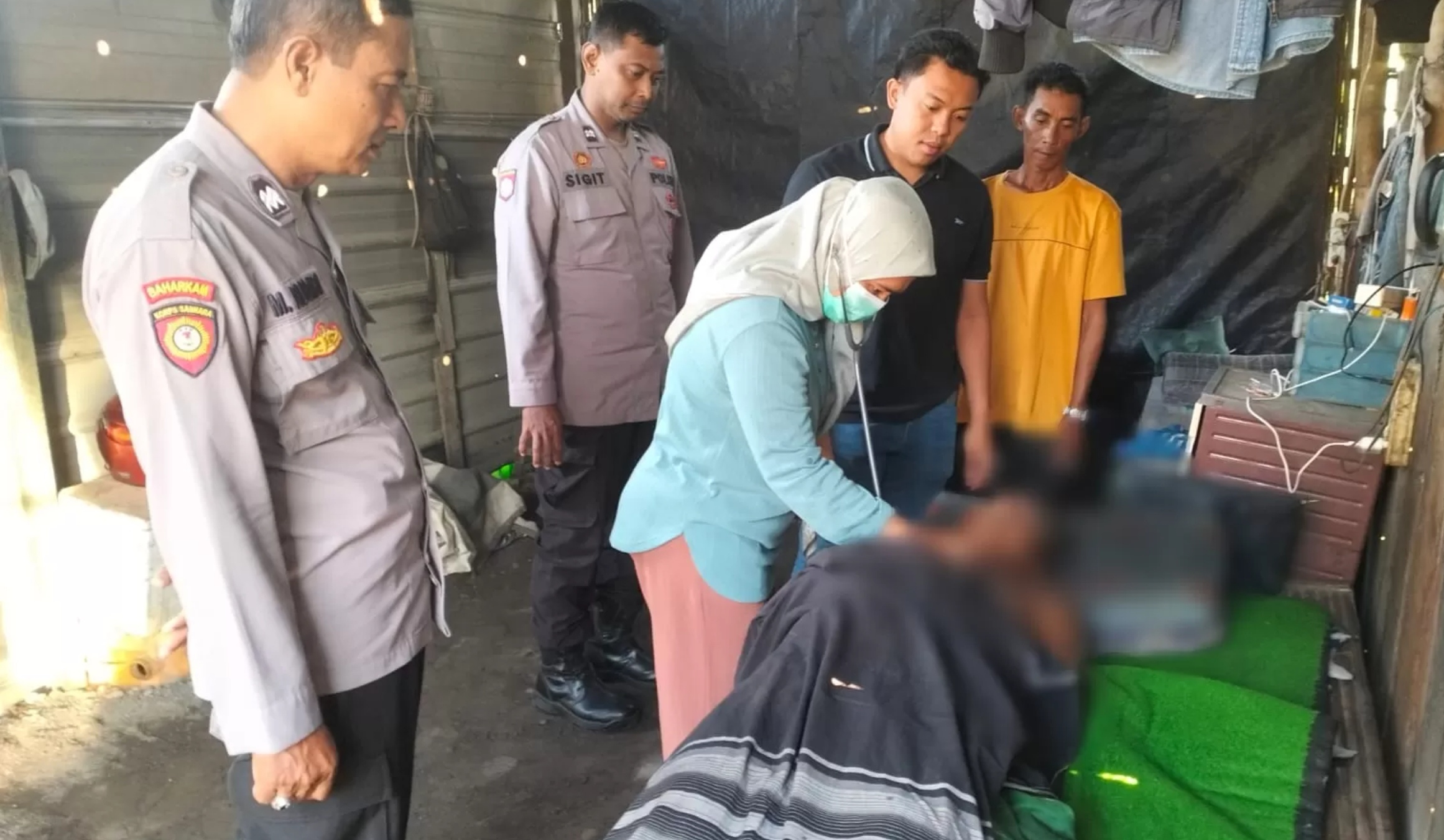 Seorang sopir truk ditemukan meninggal di gubuk galangan pasir di Jalan Raya Kedamean, Desa Kedamean, Kecamatan Kedamean, Gresik.