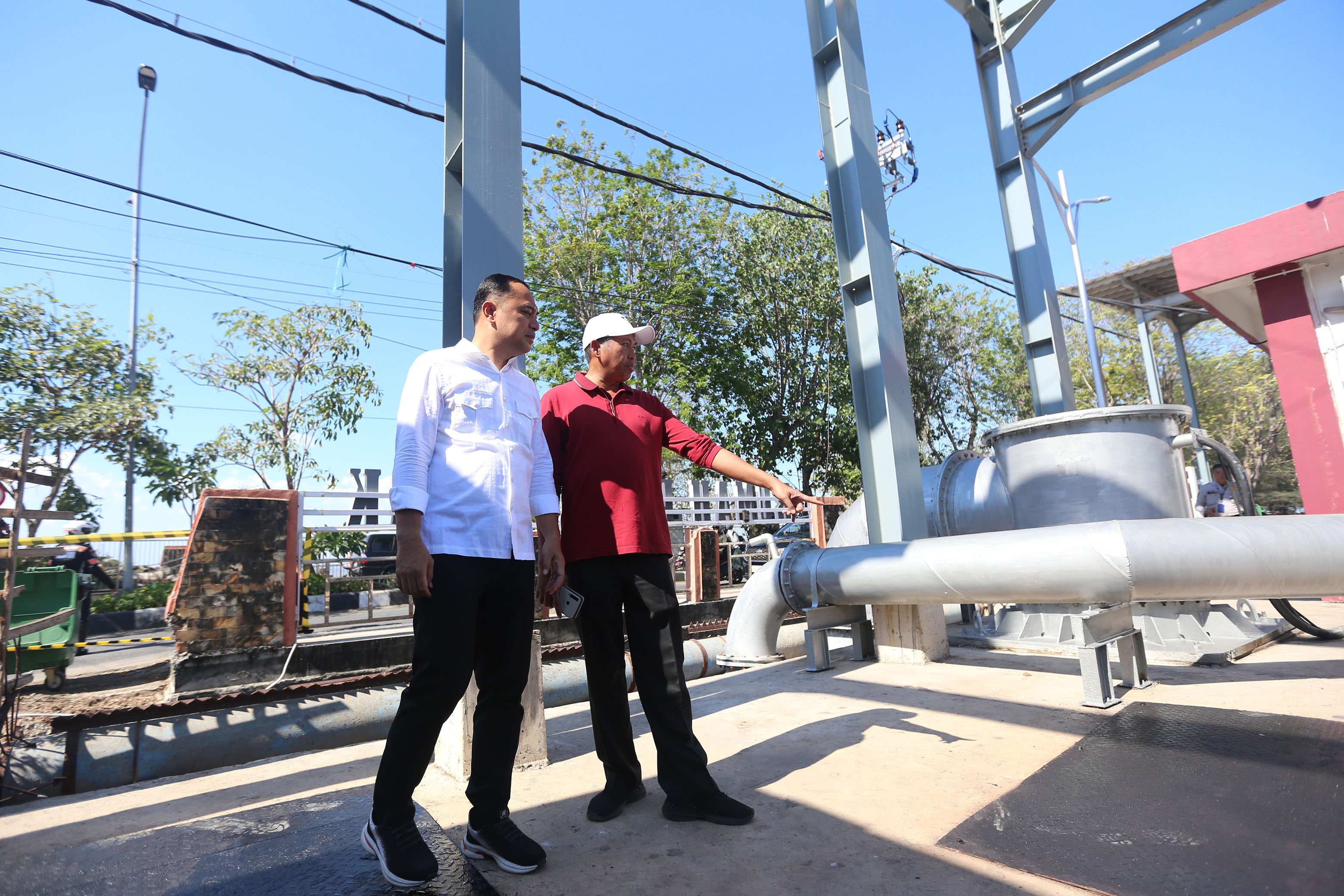 Wali Kota Surabaya Eri Cahyadi saar meninjau rumah pompa.