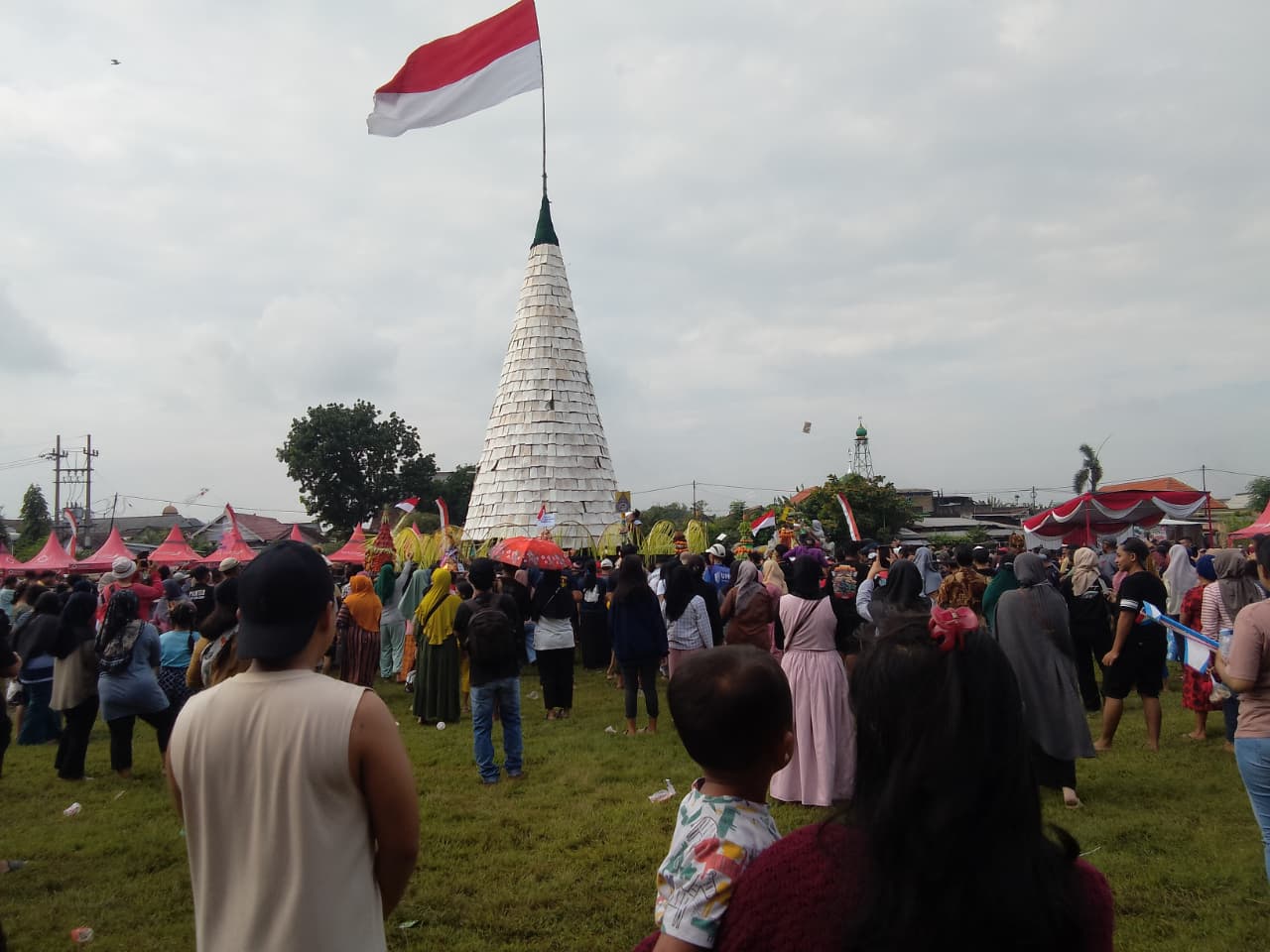 LANCAR: Gunungan Tempe 14 Meter di Desa Sedenganmijen Sidoarjo jadi tontotan banyak warga. (DIKY SANSIRI/RADAR SIDOARJO)