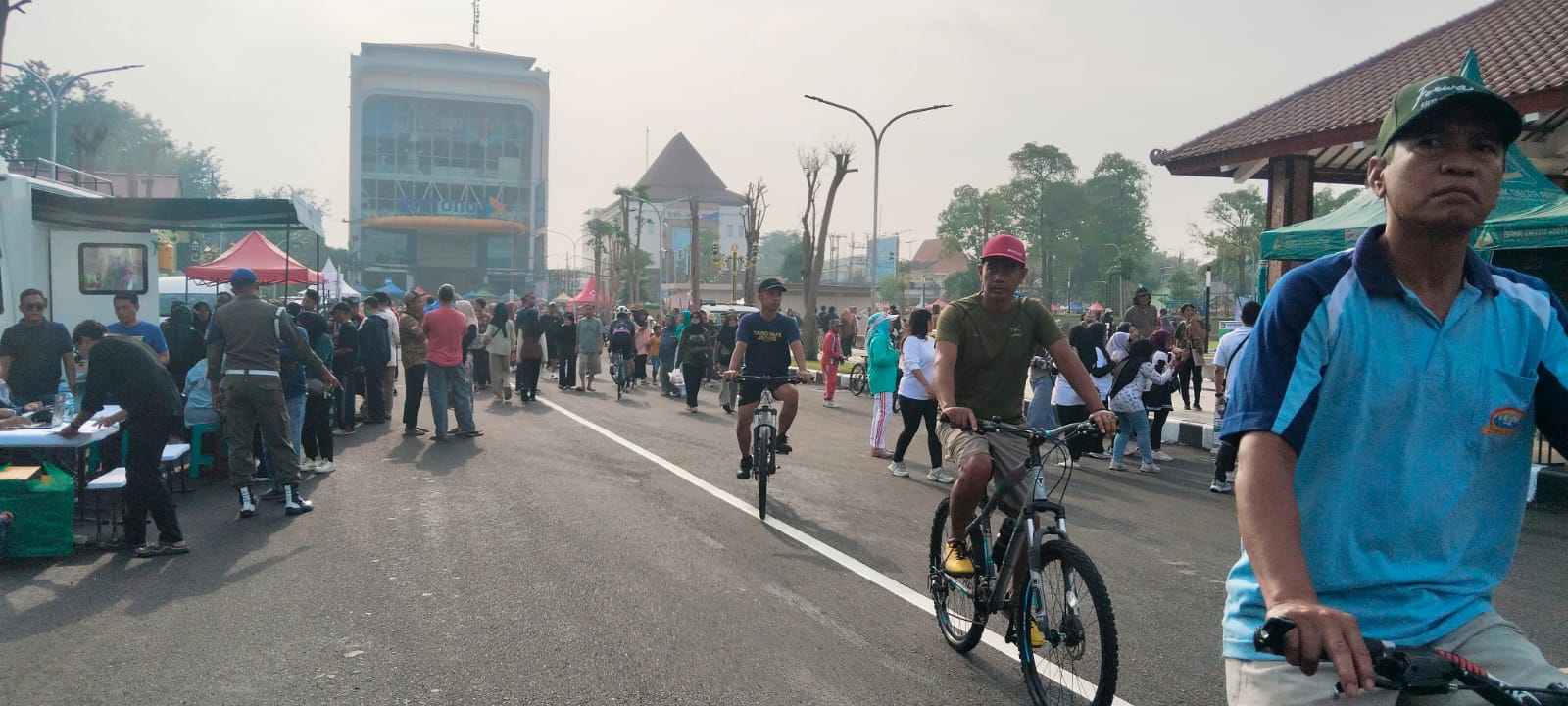 RAMAI: Hari pertama pelaksanaan Car Free Day (CFD) di kawasan Alun-alun Sidoarjo, Minggu (1/2). (DIKY SANSIRI/RADAR SIDOARJO)