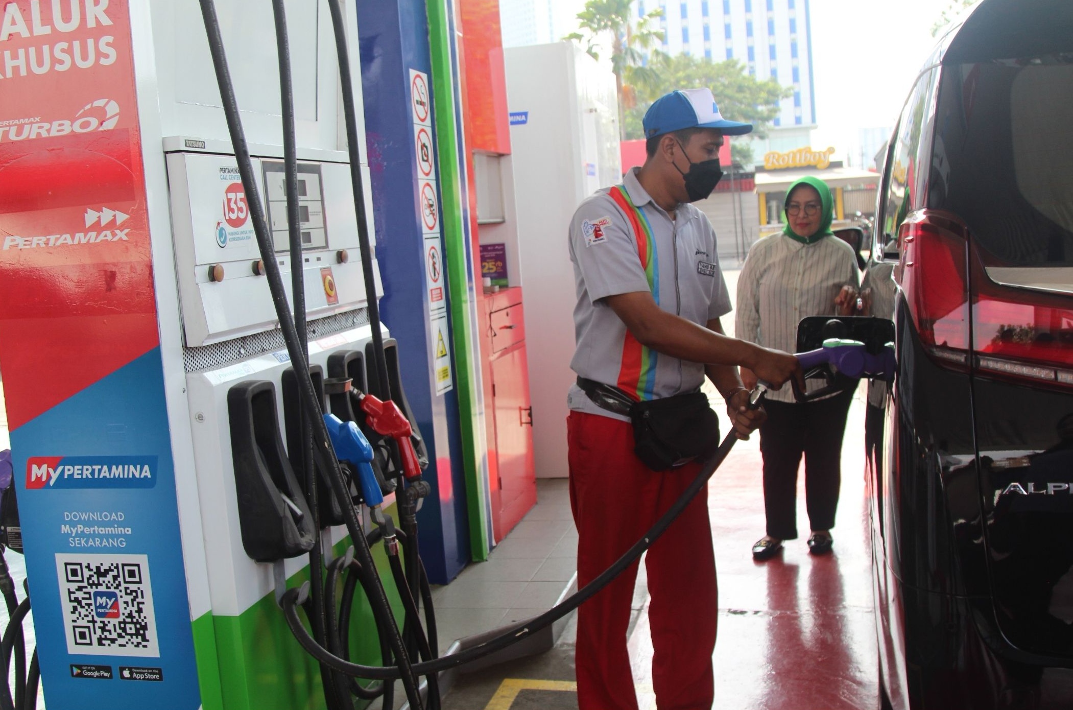 Pembeli mengisi BBM di salah satu SPBU Pertamina di Surabaya.