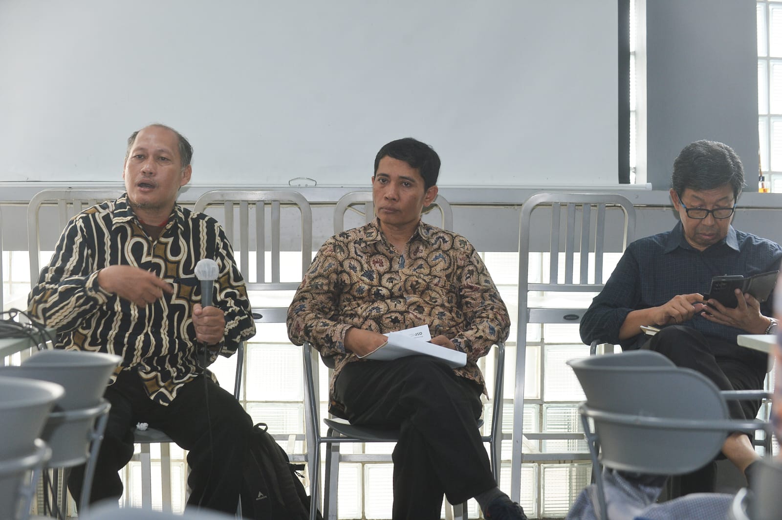 Dari Kiri, Moch. Mubarok Muharam (Dosen Sosiologi Unesa), Surokim Abdussalam (Pakar Komunikasi Politik UTM), dan Falih Suaedi (Pakar Kebijakan Publik Unair).