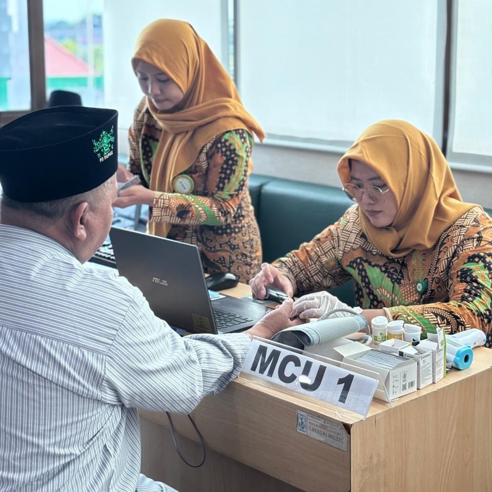 KOLABORASI: Petugas melayani pemeriksaan kesehatan serentak yang digelar LKNU Kota Surabaya bekerja sama dengan RS Islam Surabaya A. Yani, RS Islam Surabaya Jemursari, dan RSI Darus Syifa&rsquo; Surabaya.