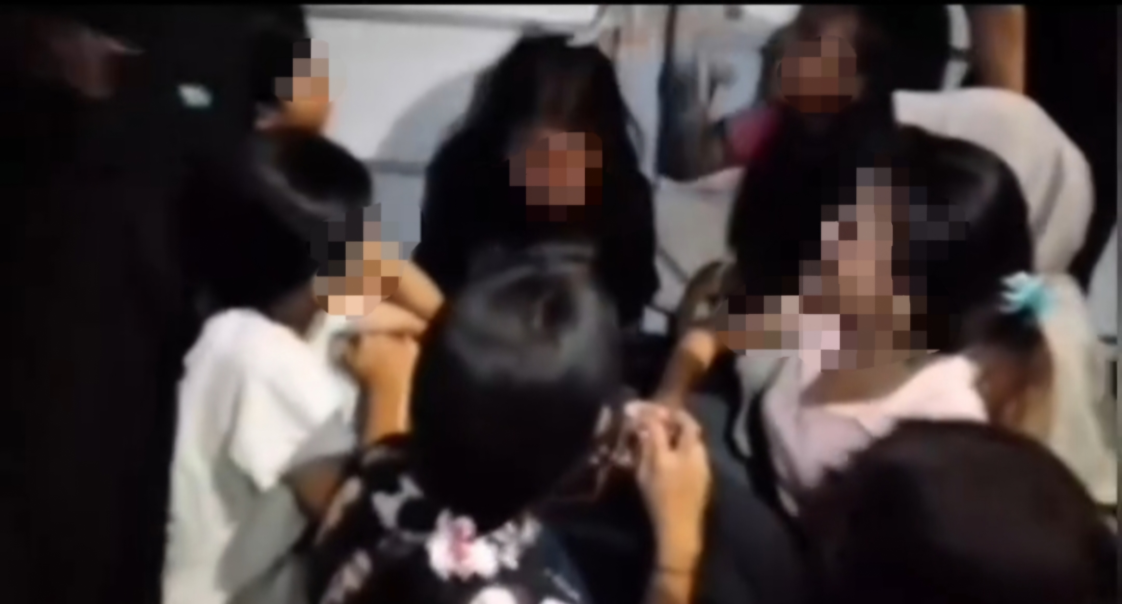 DIREKAM: Aksi perundungan anak yang sempat direkam dan dibuat status WA oleh salah satu pelaku. Polrestabes Surabaya sedang menyelidiki kasus ini.(IST/RADAR SURABAYA)