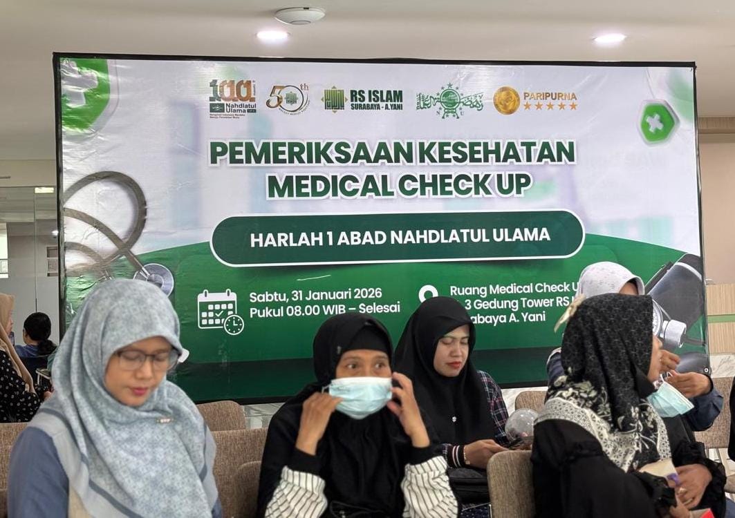 LAYANAN KESEHATAN: Warga mengikuti  pemeriksaan kesehatan gratis bersama LKNU Kota Surabaya dan RS Islam Surabaya A. Yani, Sabtu (31/1). Kegiatan ini rangkaian peringatan Harlah Satu Abad NU.