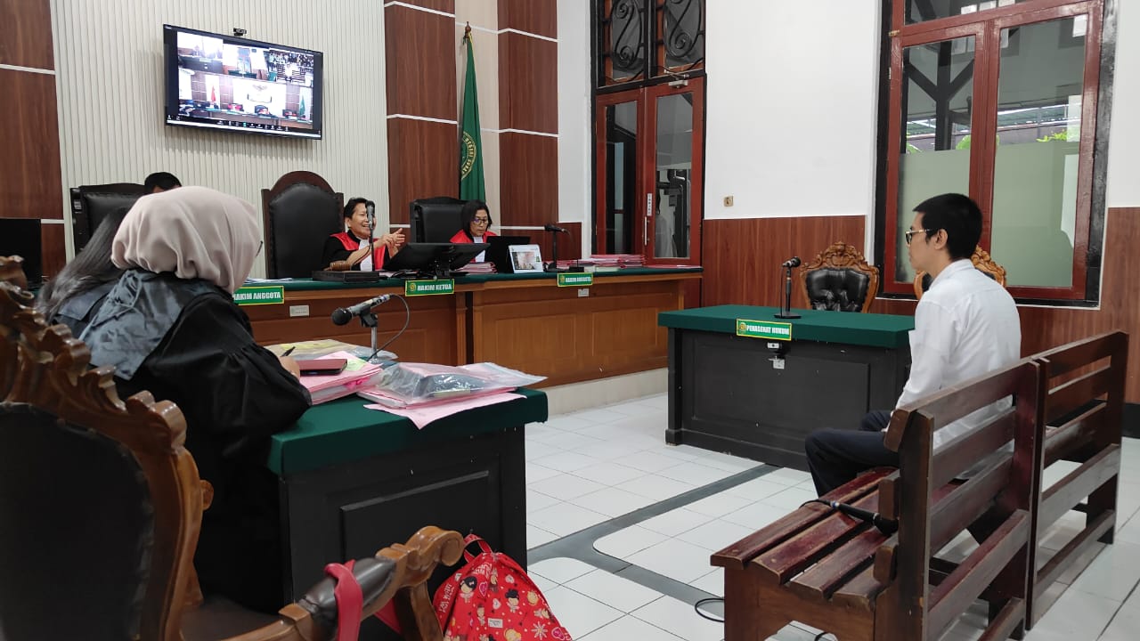 DIAMANKAN: Sales didakwa kasus dugaan penggelapan barang perusahaan senilai Rp 1,9 miliar saat menjalani sidang di PN Surabaya.(IST/RADAR SURABAYA)