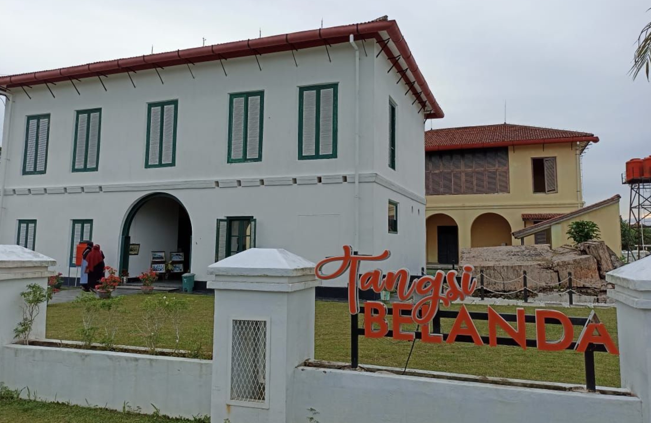 Bnanguna bersejarah Tangsi Belanda di Siak runtuh dan melukai belasan siswa dan guru yang sedang mengikuti study tour.