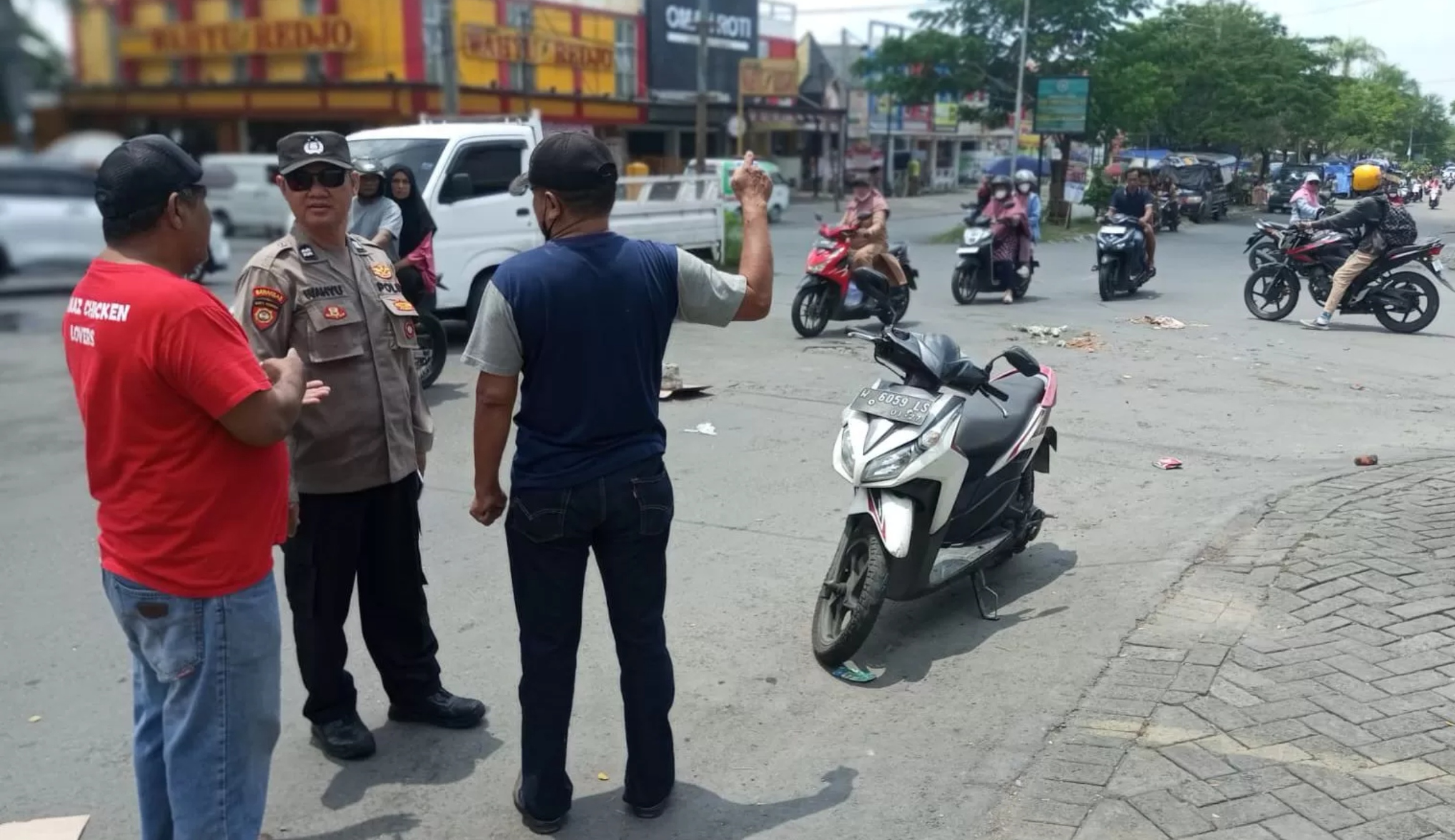 Anggota Polsek Driyorejo saat olah TKP kecelakaan di simpang 4 CBD, Desa Petiken, Kecamatan Driyorejo, Gresik.