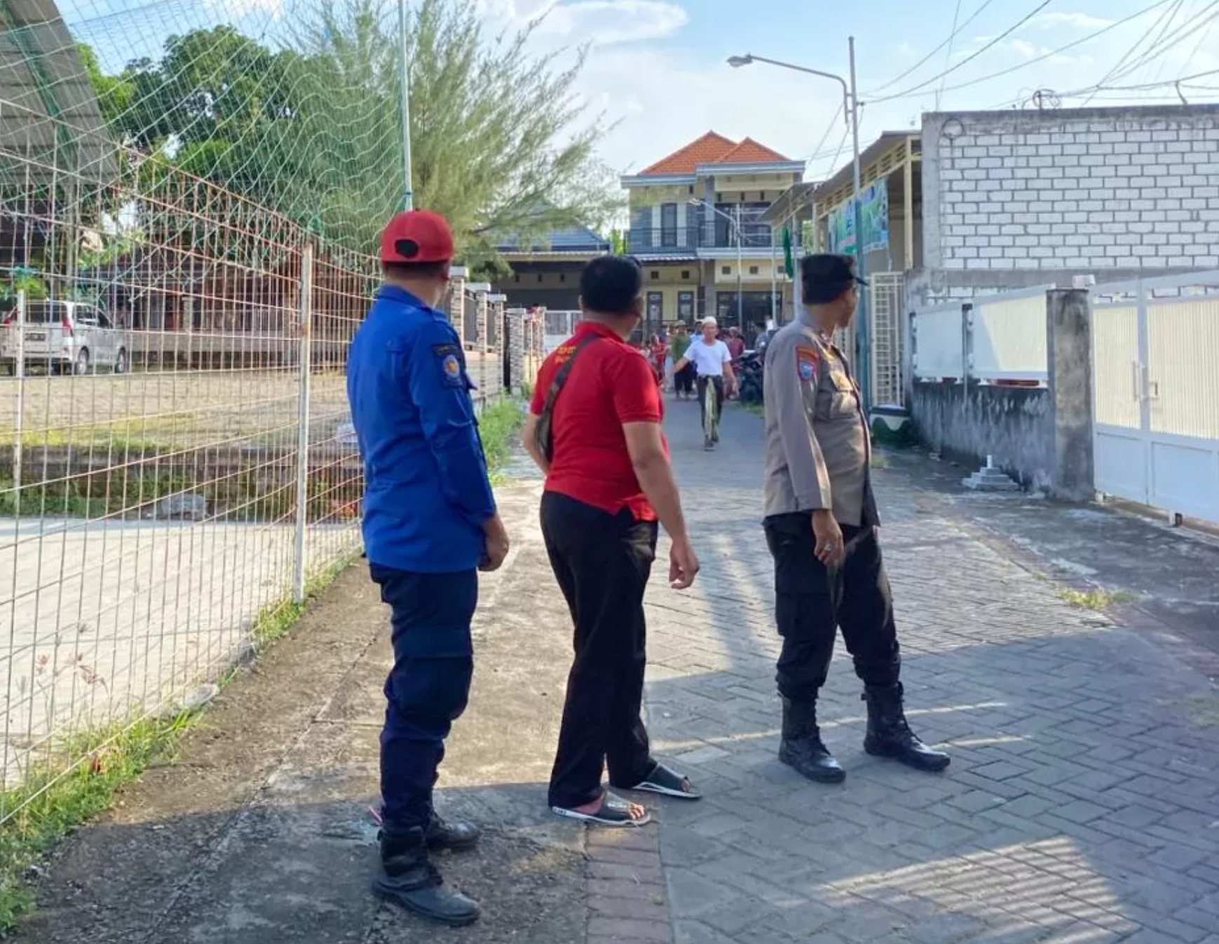 Pemuda diduga ODGJ yang membawa senjata tajam di Desa Abar-Abir, Kecamatan Bungah diamankan Petugas Damkarla Pos Dukun dan anggota Polsek Bungah.