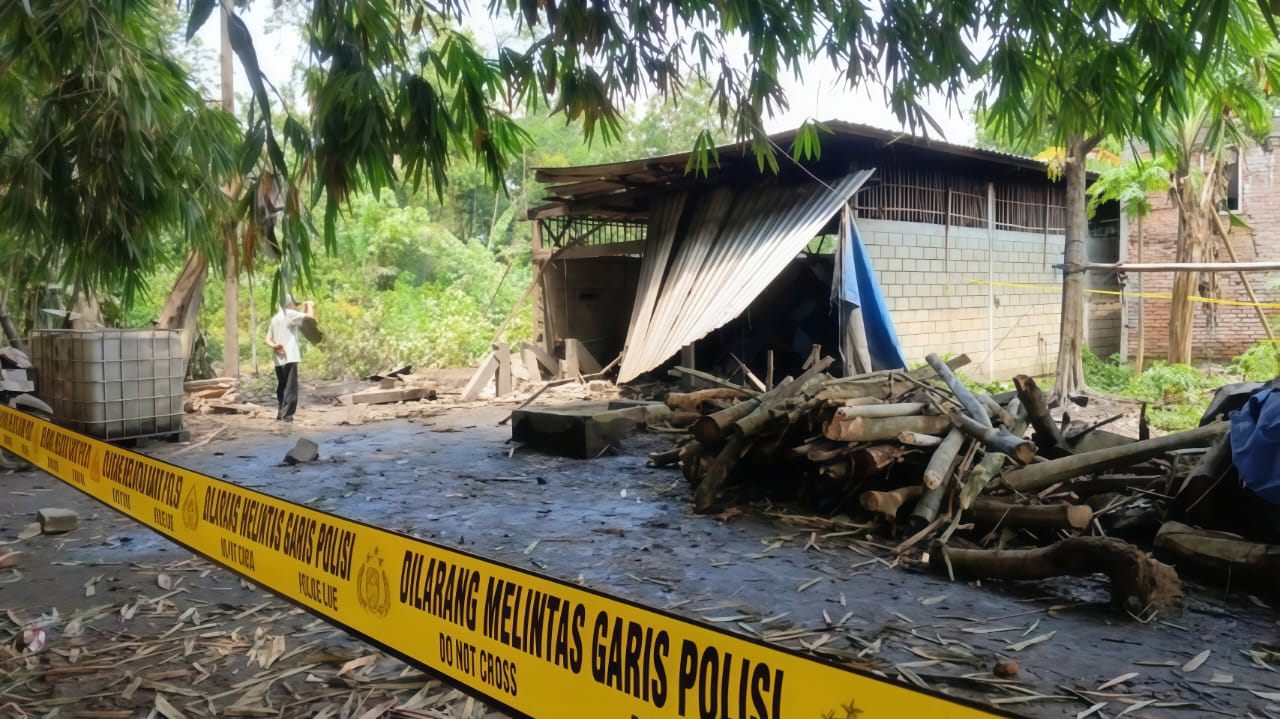 Hancur : Pabrik tahu di Pakisaji Malang porak-poranda akibat ledakan.
