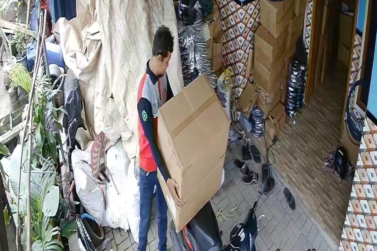 Curi : Aksi FAA mencuri 200 modem WIFI terekam kamera CCTV.
