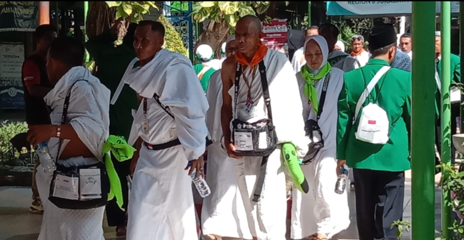 Jemaah haji lansia saat berada di asrama haji Surabaya pada operasional haji 2025.