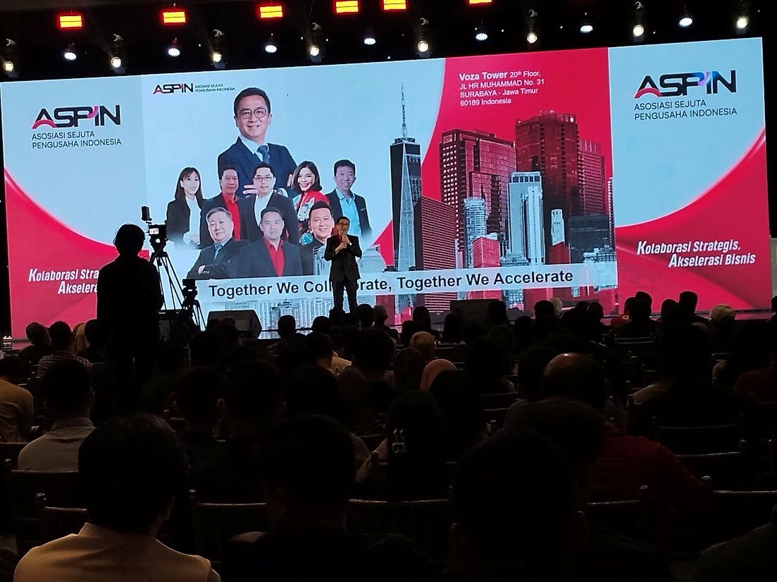 SEMANGAT: Ketua Umum Hermanto Tanoko dalam peresmian Aspin di Grand Ballroom Vasa Hotel Surabaya, Sabtu (31/1) malam.